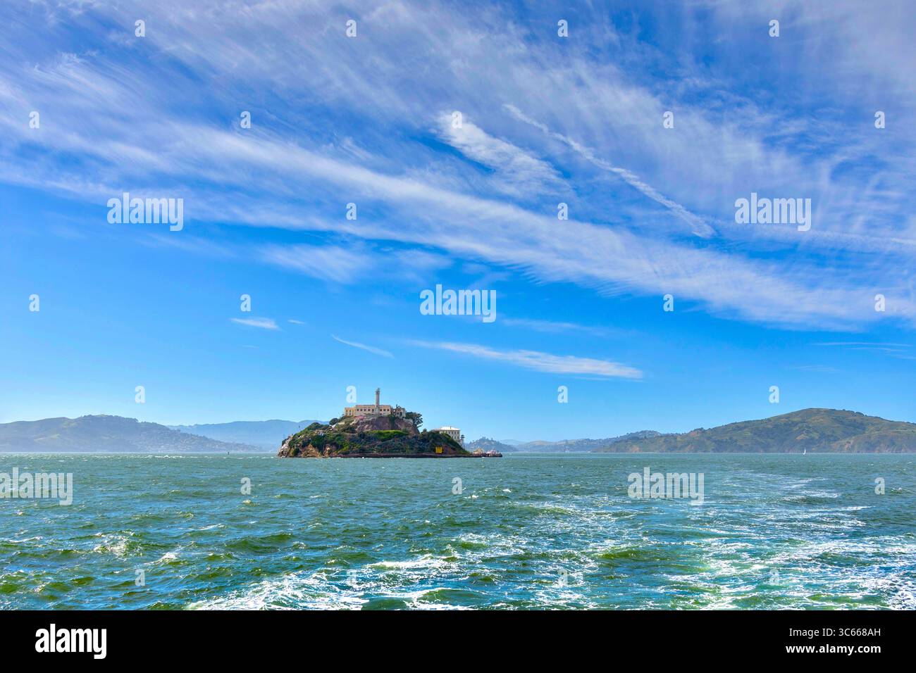Vista dell'isola di Alcatraz dal traghetto turistico di ritorno a San Francisco, California, Stati Uniti. Foto Stock