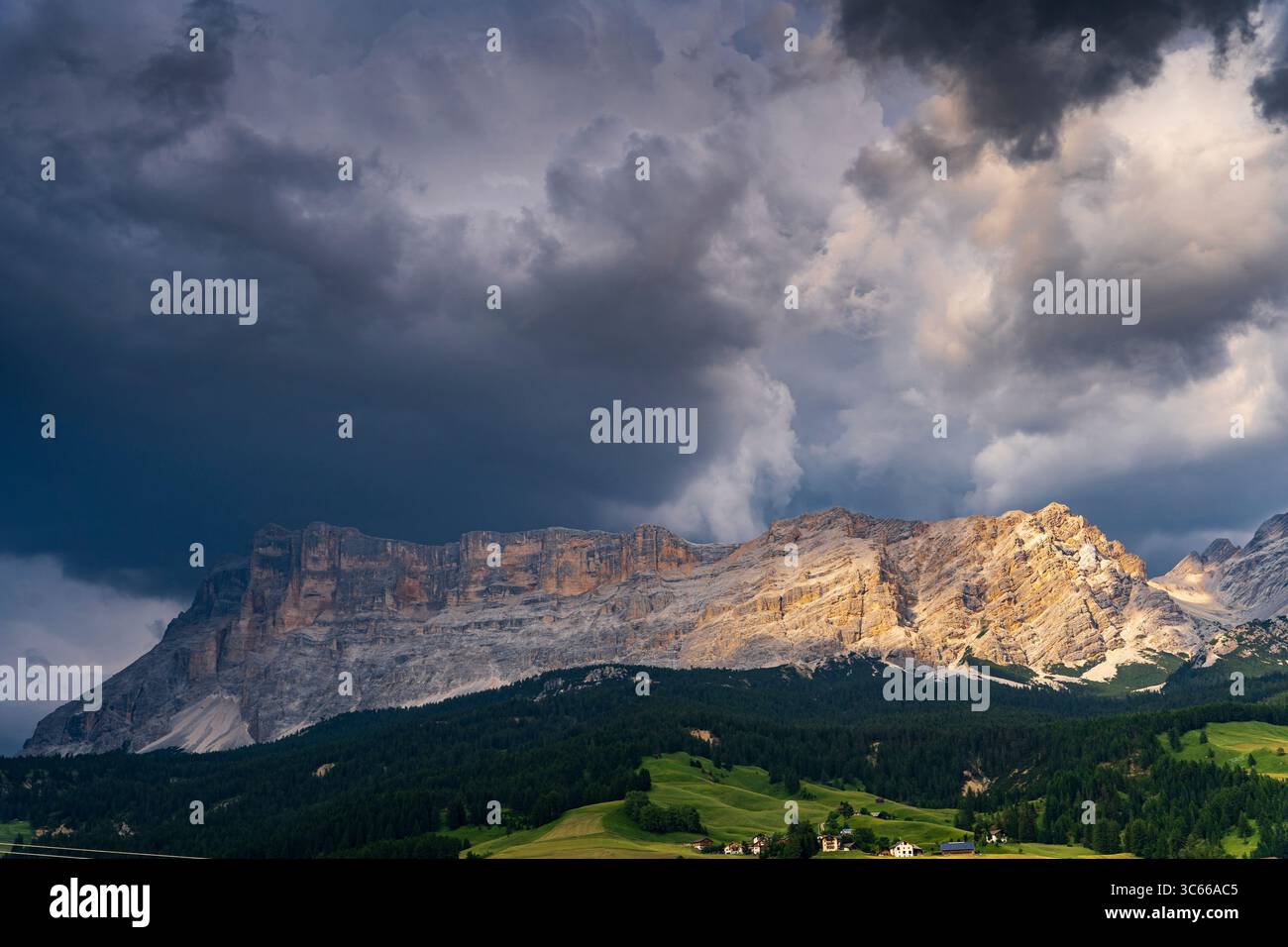 Imponenti vette del massiccio delle Odle (gruppo Geisler), Seceda, Dolomiti, Italia Foto Stock