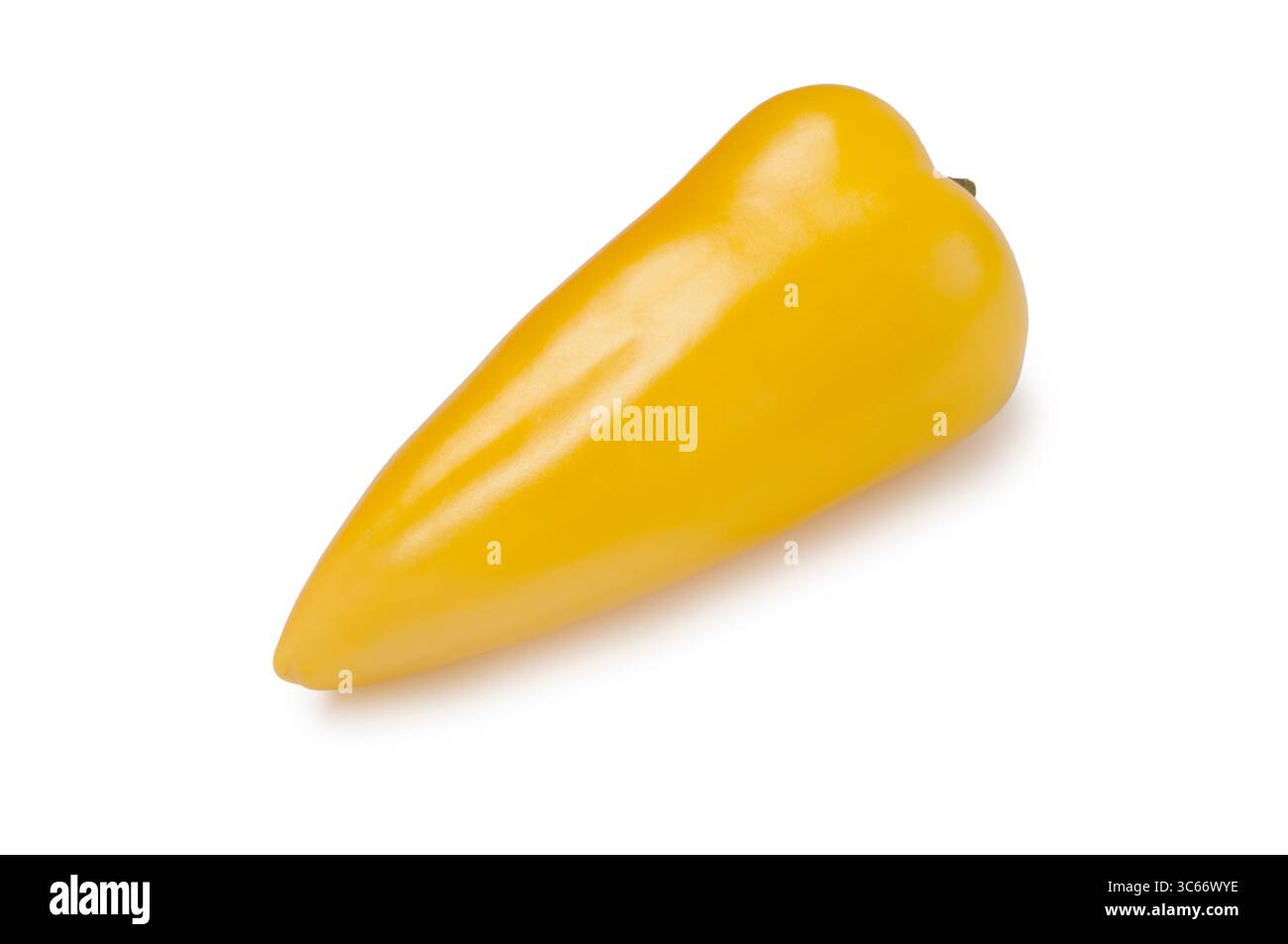 Foto in studio di un peperoncino dolce giallo tagliato su sfondo bianco Foto Stock