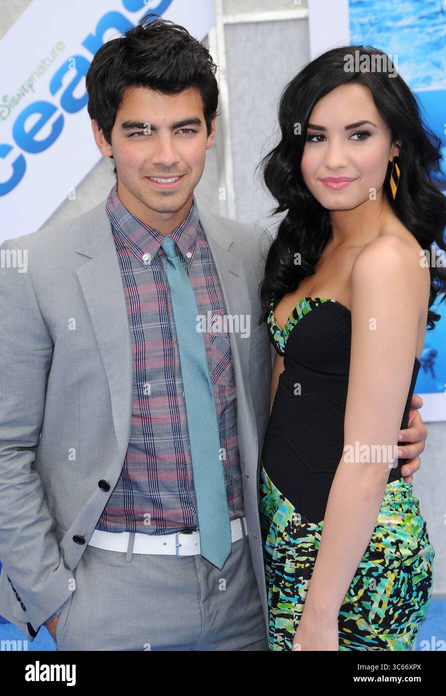 Joe Jonas e Demi Lovato alla prima del film "Ocean's" all'EL Capitan Theater di Los Angeles - 17 aprile 2010 Foto Stock