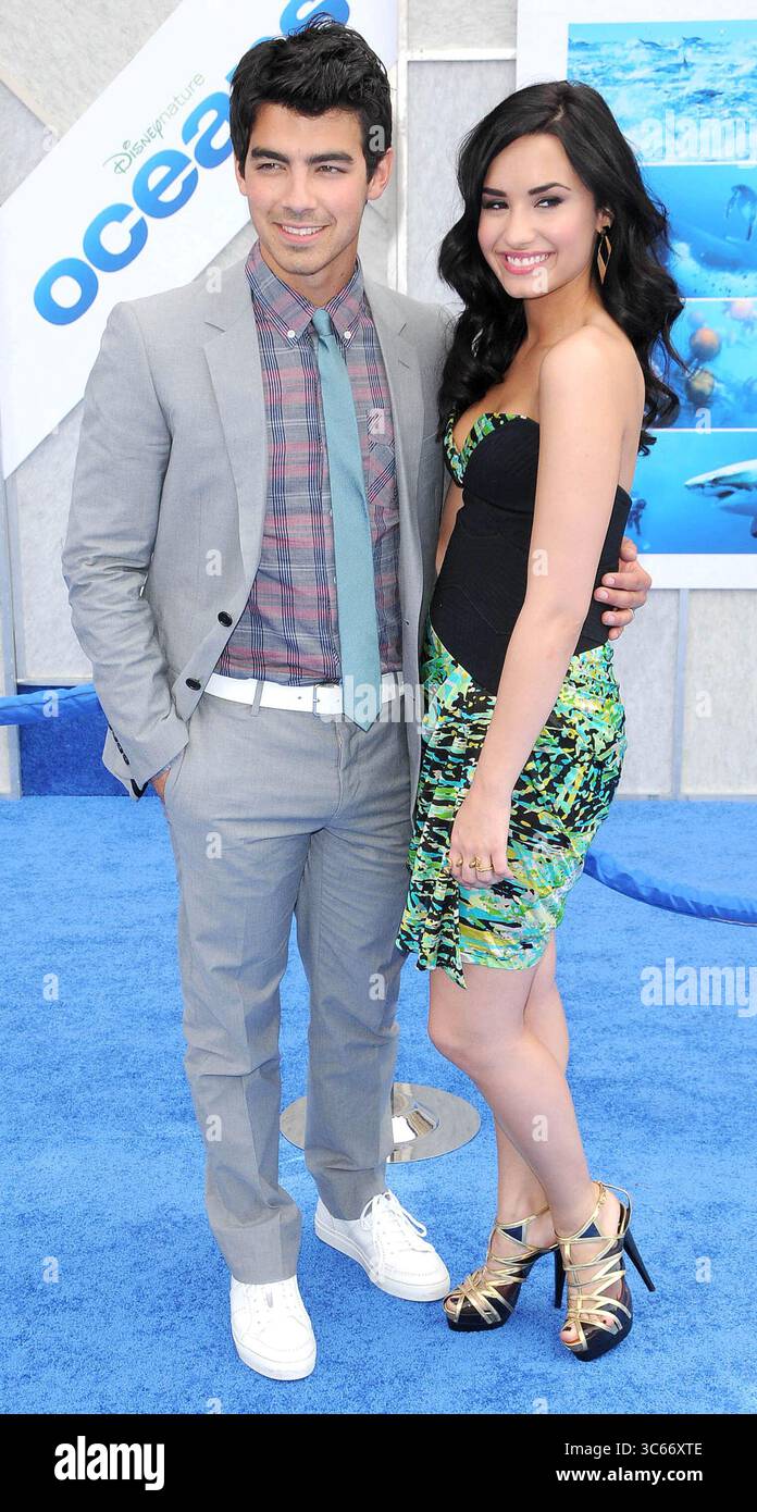 Joe Jonas e Demi Lovato alla prima del film "Ocean's" all'EL Capitan Theater di Los Angeles - 17 aprile 2010 Foto Stock