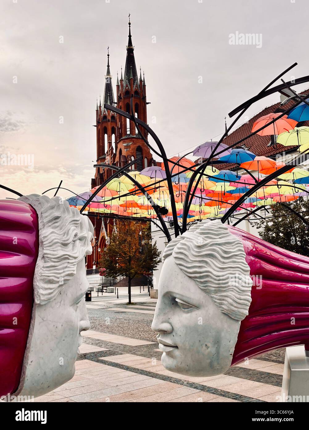 La scultura di Michał Jackowski "Promise" in via Kilińskiego a Bialystok, Polonia. - Immagine stock catturata con smartphone