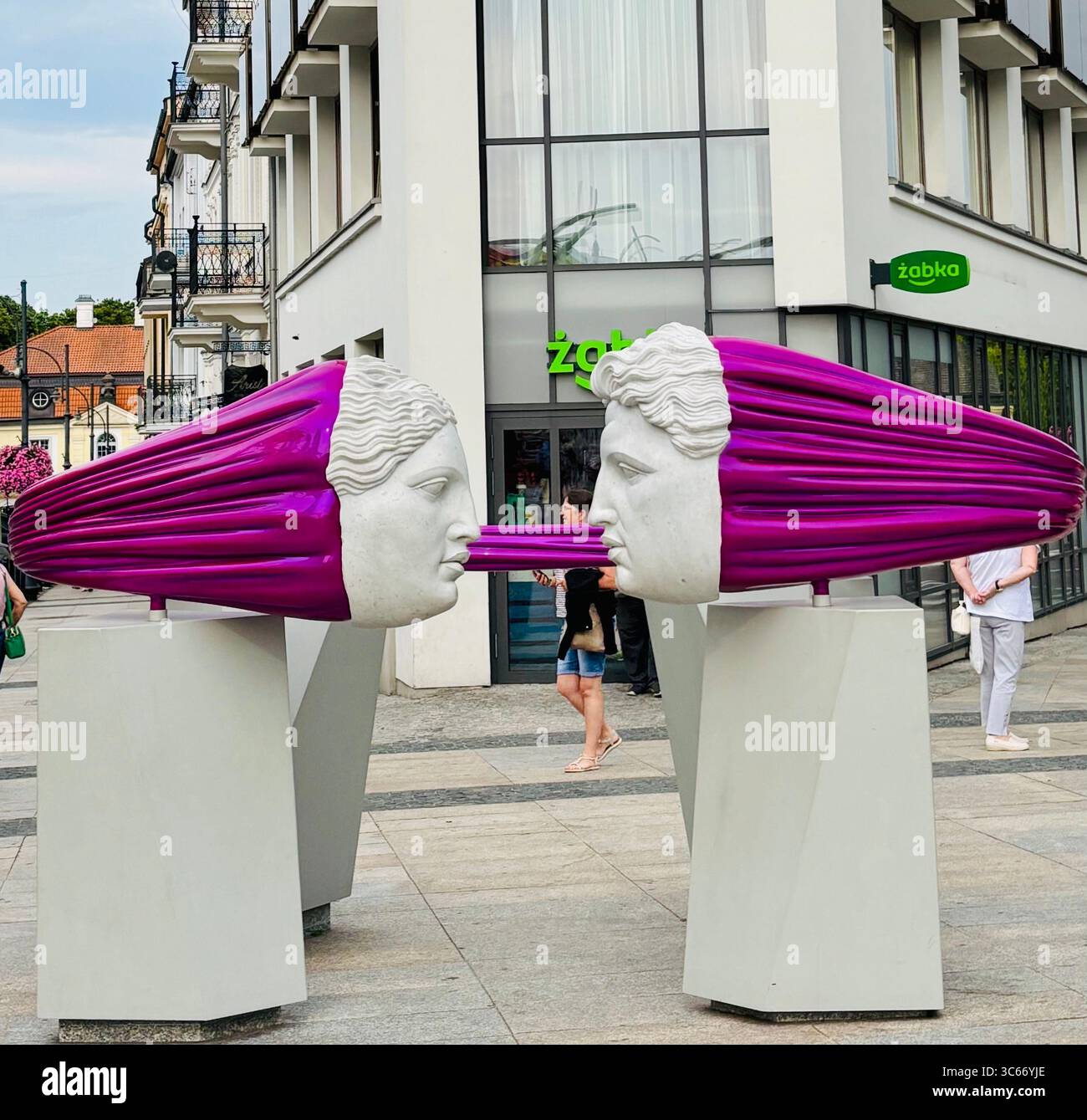 La scultura di Michał Jackowski "Promise" in via Kilińskiego a Bialystok, Polonia. - Immagine stock catturata con smartphone