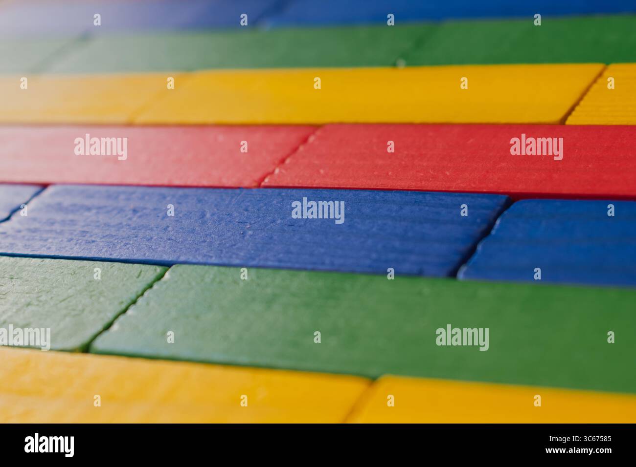 Mattoni in legno multicolore luminosi, sfondo per bambini con struttura in mattoni Foto Stock