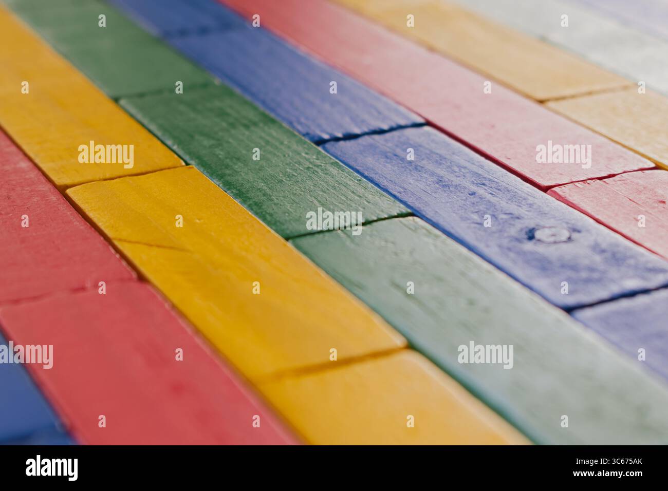 Mattoni in legno multicolore luminosi, sfondo per bambini con struttura in mattoni Foto Stock