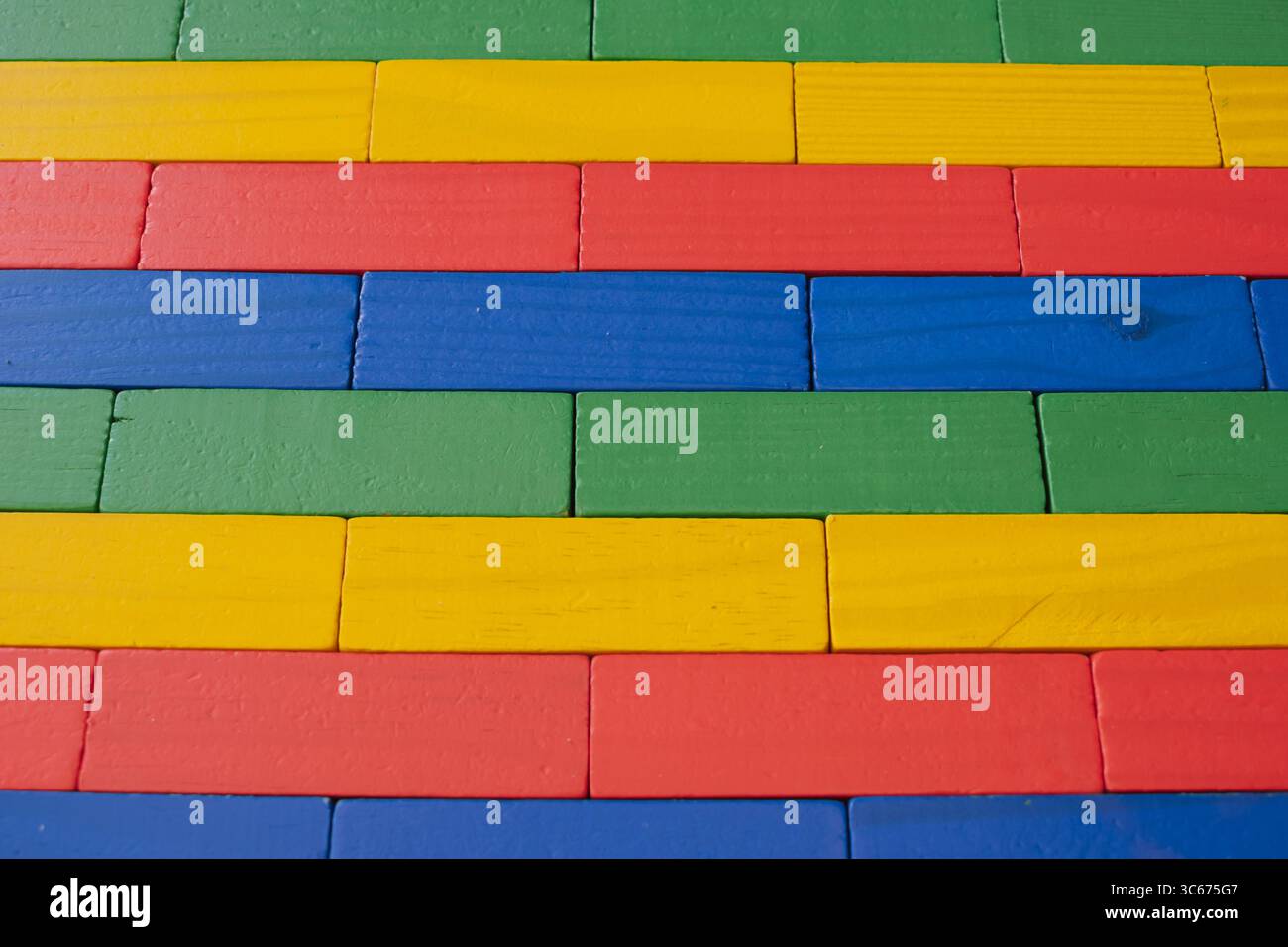 Mattoni in legno multicolore luminosi, sfondo per bambini con struttura in mattoni Foto Stock