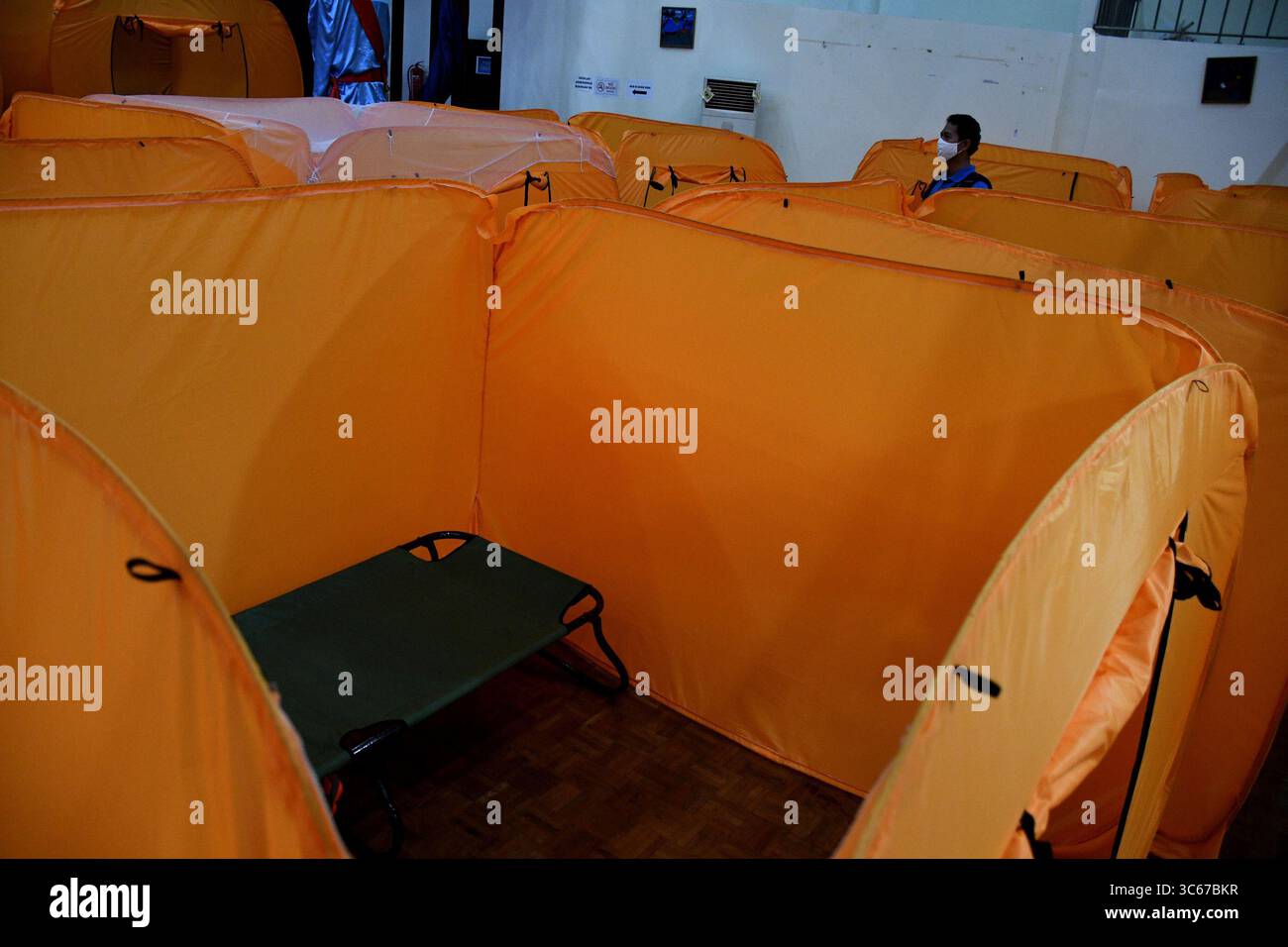 26 aprile 2020, Giacarta, Giacarta, Indonesia: Gli ufficiali mantengono la disponibilità delle strutture di isolamento mentre gestiscono la COVID-19 presso il Tanah Abang Art Training Center Building, Giacarta, nel maggio 18.2020. Il governo provinciale di Giacarta ha preparato una struttura come luogo di isolamento temporaneo per i residenti i cui test rapidi reattivi in cabine di isolamento che trattano la COVID-19 per le persone in monitoraggio (ODP) per 14 giorni di periodo di incubazione. (Immagine di credito: © Dasril Roszandi/ZUMA Wire) Foto Stock