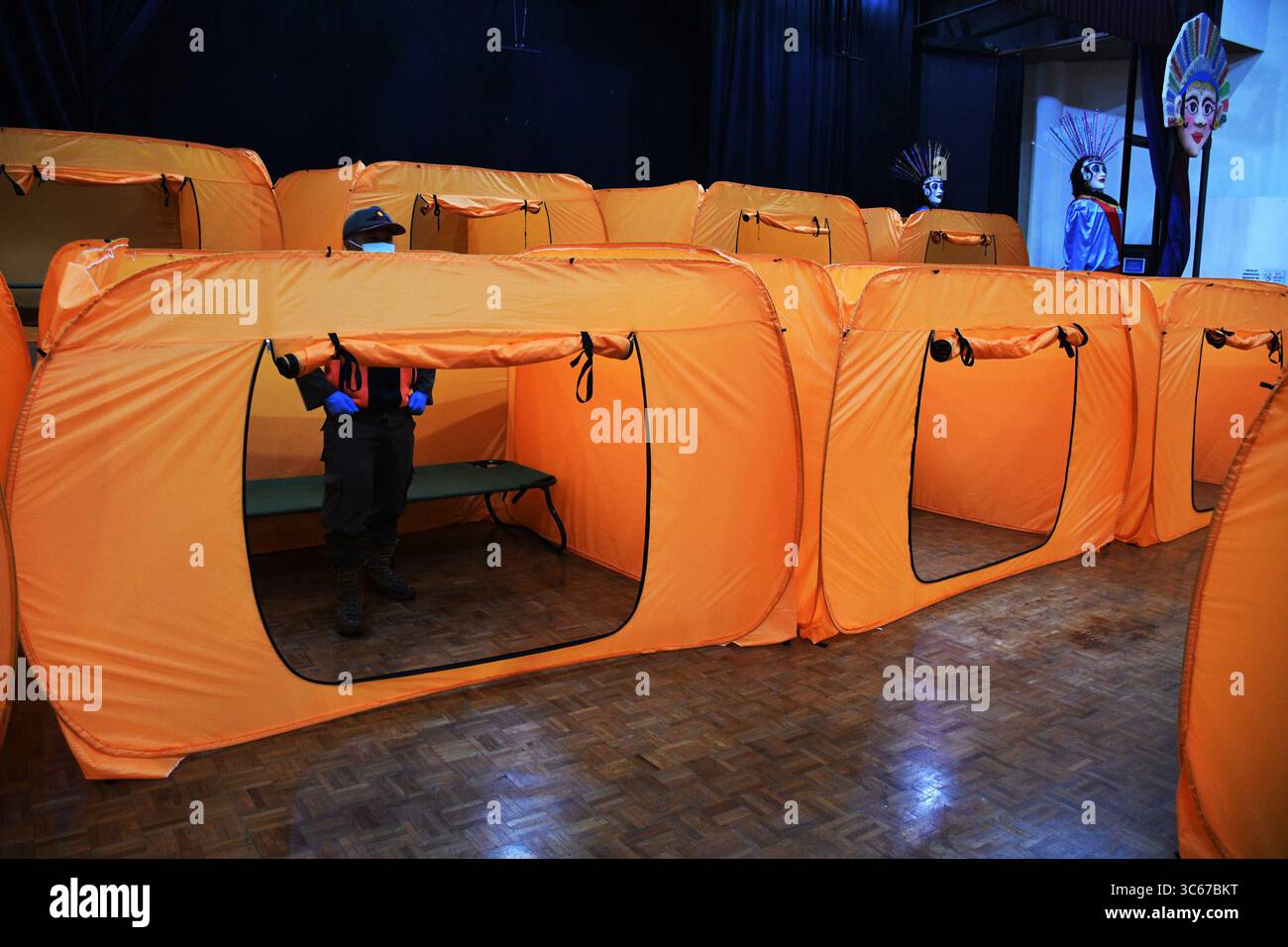 26 aprile 2020, Giacarta, Giacarta, Indonesia: Gli ufficiali mantengono la disponibilità delle strutture di isolamento mentre gestiscono la COVID-19 presso il Tanah Abang Art Training Center Building, Giacarta, nel maggio 18.2020. Il governo provinciale di Giacarta ha preparato una struttura come luogo di isolamento temporaneo per i residenti i cui test rapidi reattivi in cabine di isolamento che trattano la COVID-19 per le persone in monitoraggio (ODP) per 14 giorni di periodo di incubazione. (Immagine di credito: © Dasril Roszandi/ZUMA Wire) Foto Stock