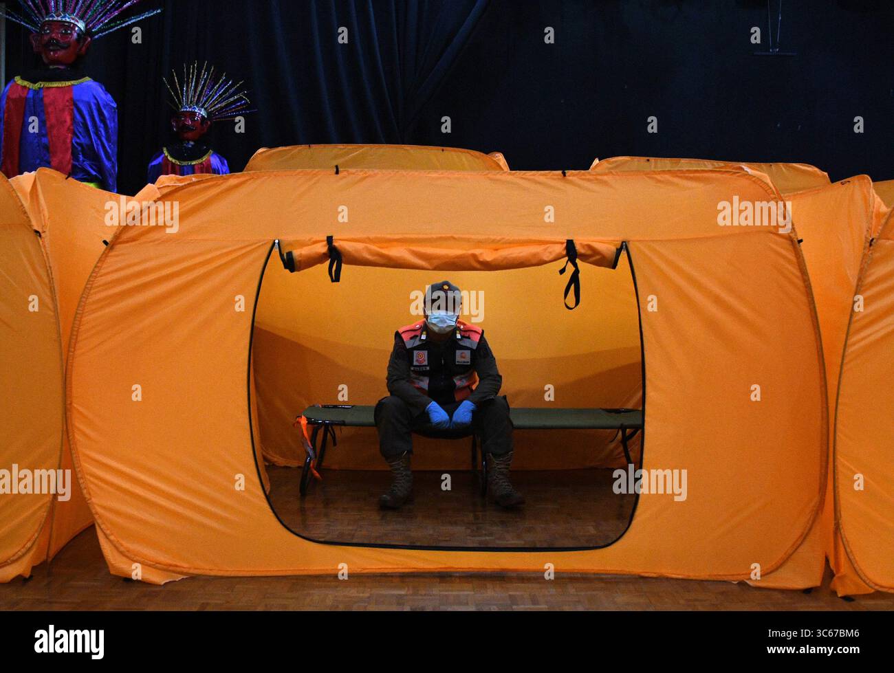 26 aprile 2020, Giacarta, Giacarta, Indonesia: Gli ufficiali mantengono la disponibilità delle strutture di isolamento mentre gestiscono la COVID-19 presso il Tanah Abang Art Training Center Building, Giacarta, nel maggio 18.2020. Il governo provinciale di Giacarta ha preparato una struttura come luogo di isolamento temporaneo per i residenti i cui test rapidi reattivi in cabine di isolamento che trattano la COVID-19 per le persone in monitoraggio (ODP) per 14 giorni di periodo di incubazione. (Immagine di credito: © Dasril Roszandi/ZUMA Wire) Foto Stock