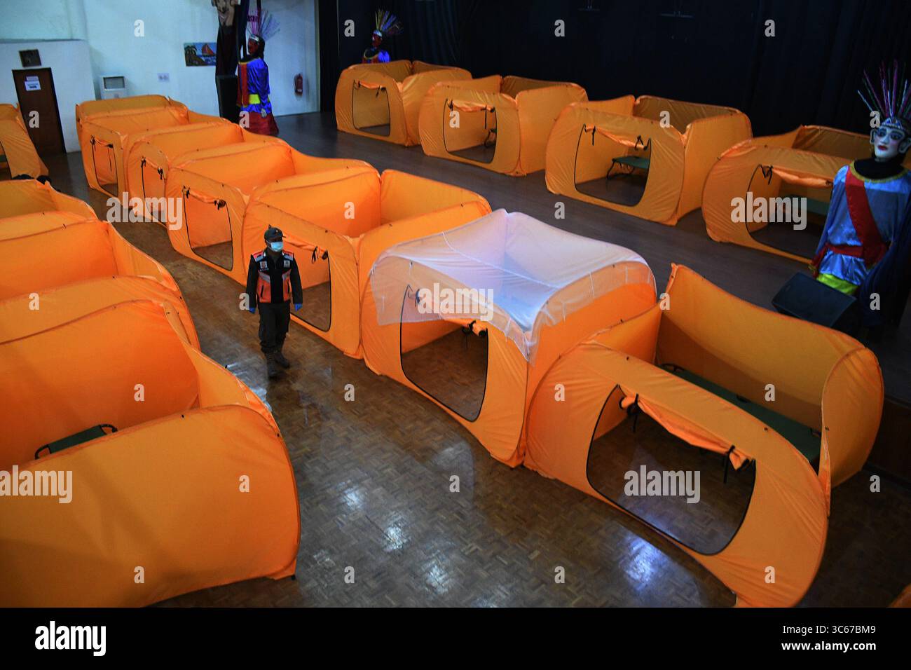 26 aprile 2020, Giacarta, Giacarta, Indonesia: Gli ufficiali mantengono la disponibilità delle strutture di isolamento mentre gestiscono la COVID-19 presso il Tanah Abang Art Training Center Building, Giacarta, nel maggio 18.2020. Il governo provinciale di Giacarta ha preparato una struttura come luogo di isolamento temporaneo per i residenti i cui test rapidi reattivi in cabine di isolamento che trattano la COVID-19 per le persone in monitoraggio (ODP) per 14 giorni di periodo di incubazione. (Immagine di credito: © Dasril Roszandi/ZUMA Wire) Foto Stock