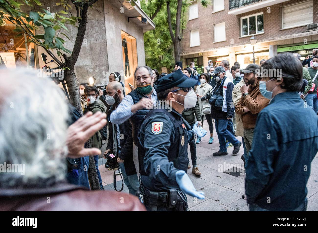 14 maggio 2020, Madrid, Spagna: Un agente di polizia parla ai manifestanti per strada durante la manifestazione..i residenti dell'esclusivo quartiere di Salamanca protestano contro la gestione della crisi del coronavirus da parte del governo. Alcune parti della Spagna sono entrate nella transizione "fase uno" dal blocco del coronavirus, consentendo la riapertura di molti negozi, così come di ristoranti che servono clienti all'aperto, ma i luoghi più colpiti dal Covid-19, come Madrid e Barcellona, rimangono in una quarantena "fase 0" più severa. (Immagine di credito: © Brais G. Rouco/SOPA Images via ZUMA Wire) Foto Stock