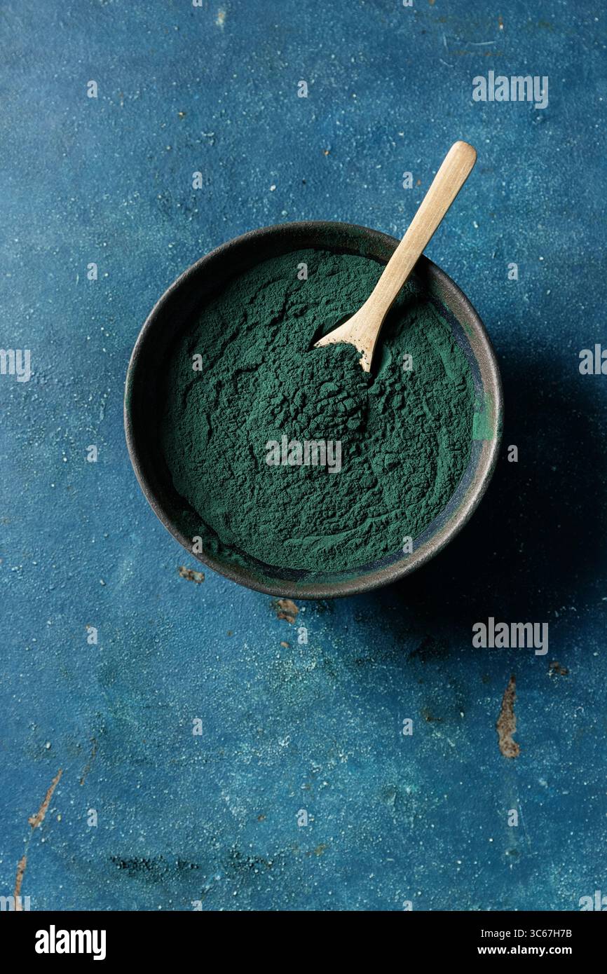 Alghe di Spirulina in polvere in una ciotola. Foto Stock