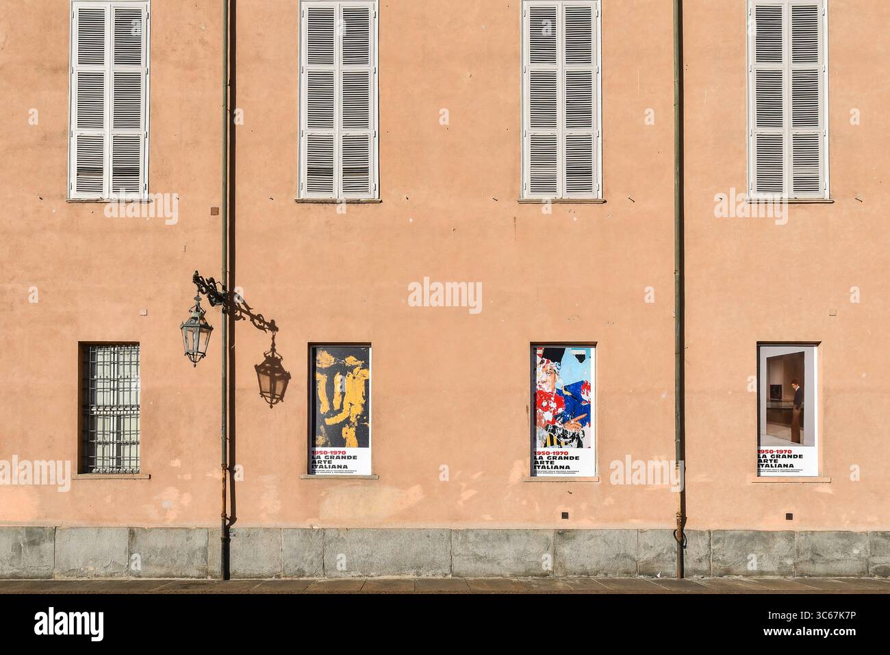 Esterno di Palazzo Chiablese con cartelloni della mostra '1950-1970. La grande arte italiana, Torino, Piemonte, Italia Foto Stock