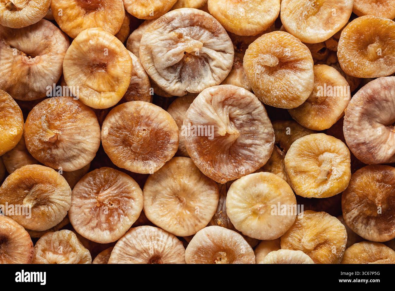 Fichi secchi biologici naturali. Fichi secchi interi come sfondo. Foto Stock