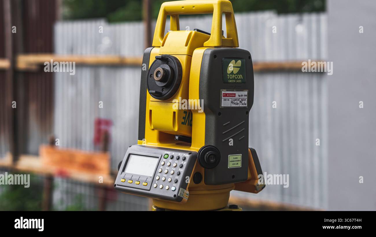 La stazione totale Topcon GTS-102N misura angoli, distanze e coordinate con precisione per progetti di rilievo, mappatura e costruzione. Foto Stock