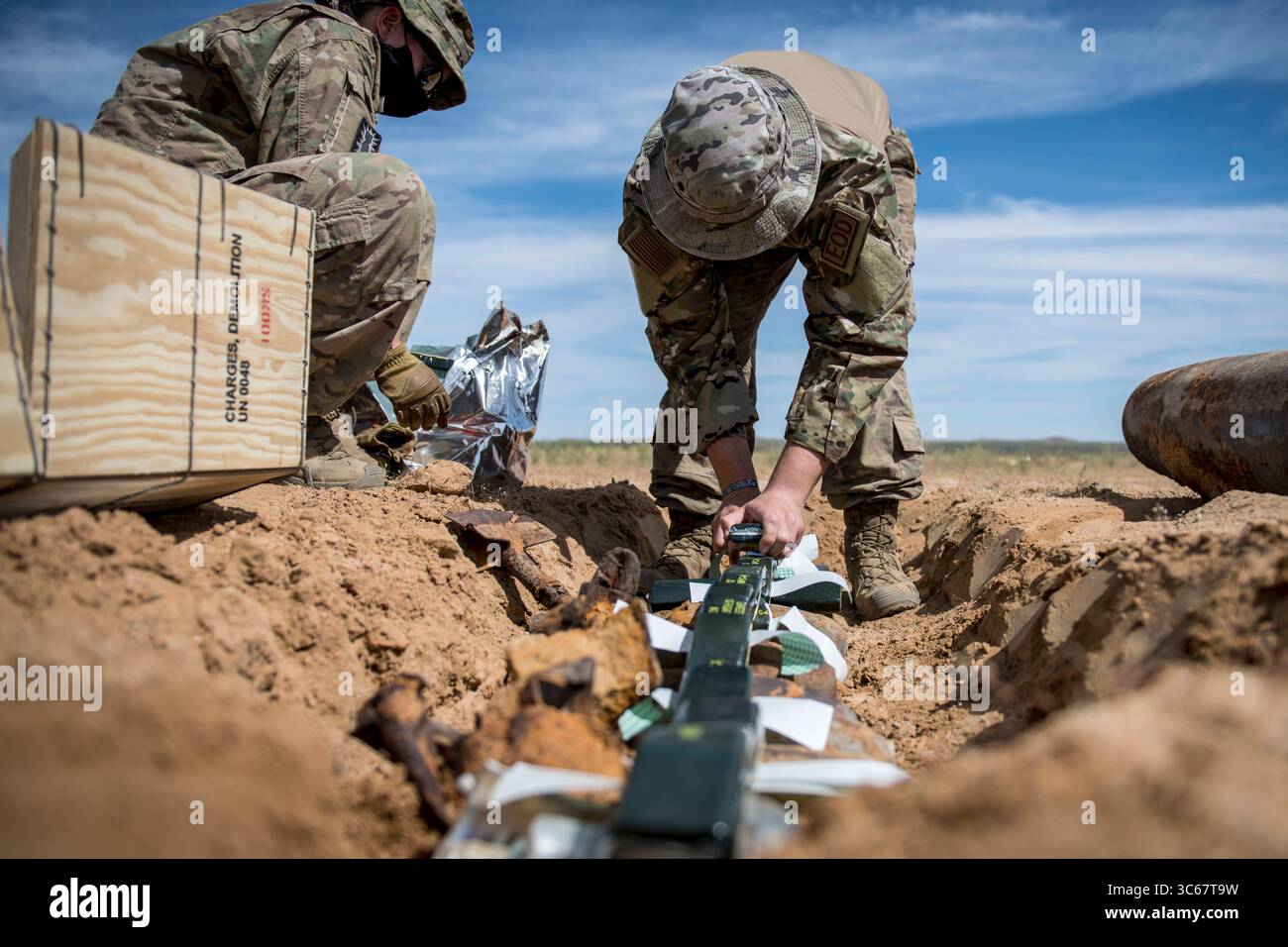 7 maggio 2020 - Edwards Air Force base, California, Stati Uniti d'America - Explosive Ordnance Disposal Airmen assegnati al 812th Civil Engineer Squadron, 412th test Wing, preparano ordigni inesplosi e addestrano munizioni per la demolizione presso la Precision Impact Range area presso Edwards Air Force base, California, 7 maggio 2020. Il 412th TW usa il PIRA per condurre le armi e le cadute di carico per i test di volo. (Immagine di credito: © Giancarlo Casem/U.S. Air Force/filo ZUMA/ZUMAPRESS.com) Foto Stock