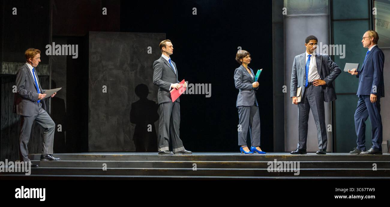 Festival Theatre, Edimburgo, Scozia, Regno Unito, Edinburgh International Festival Make IT Happen: Scene della prima mondiale del National Theatre of Scotland, Dundee Rep Theatre. Brian Cox interpreta il ruolo dell'economista Adam Smith e Sandy Grierson è Fred "The Shred" Goodwin sull'ascesa, la caduta e il fallimento della più grande banca del mondo: La Royal Bank of Scotland (RBS). Crediti: Sally Anderson/Alamy Live News Foto Stock