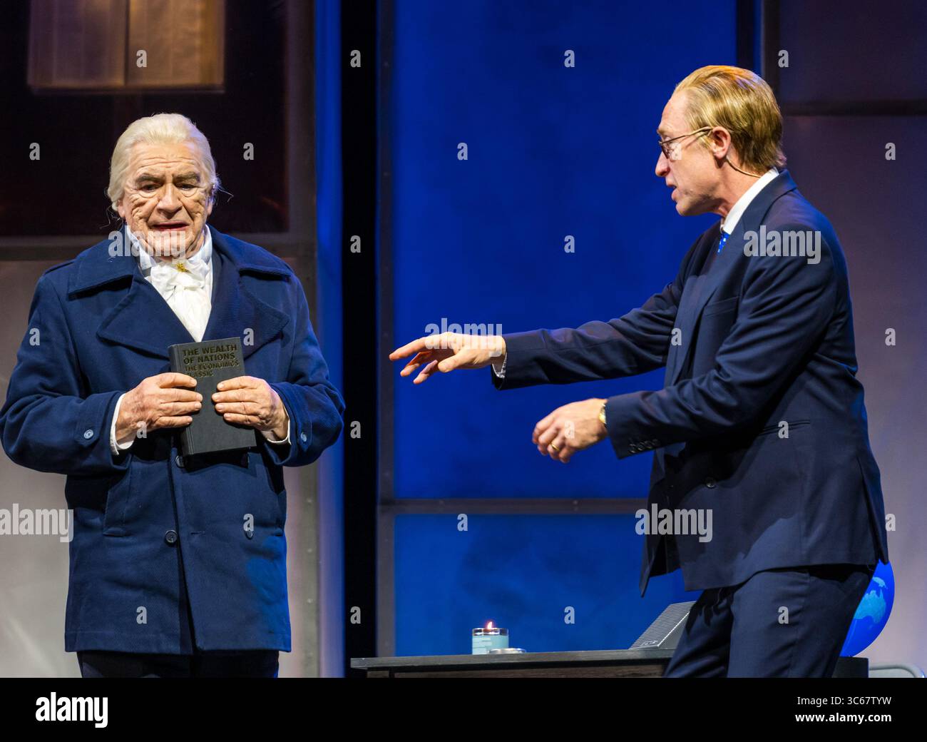 Festival Theatre, Edimburgo, Scozia, Regno Unito, Edinburgh International Festival Make IT Happen: Scene della prima mondiale del National Theatre of Scotland, Dundee Rep Theatre. Brian Cox interpreta il ruolo dell'economista Adam Smith e Sandy Grierson è Fred "The Shred" Goodwin sull'ascesa, la caduta e il fallimento della più grande banca del mondo: La Royal Bank of Scotland (RBS). Nella foto: Brian Cox e Sandy Grierson credito: Sally Anderson/Alamy Live News Foto Stock