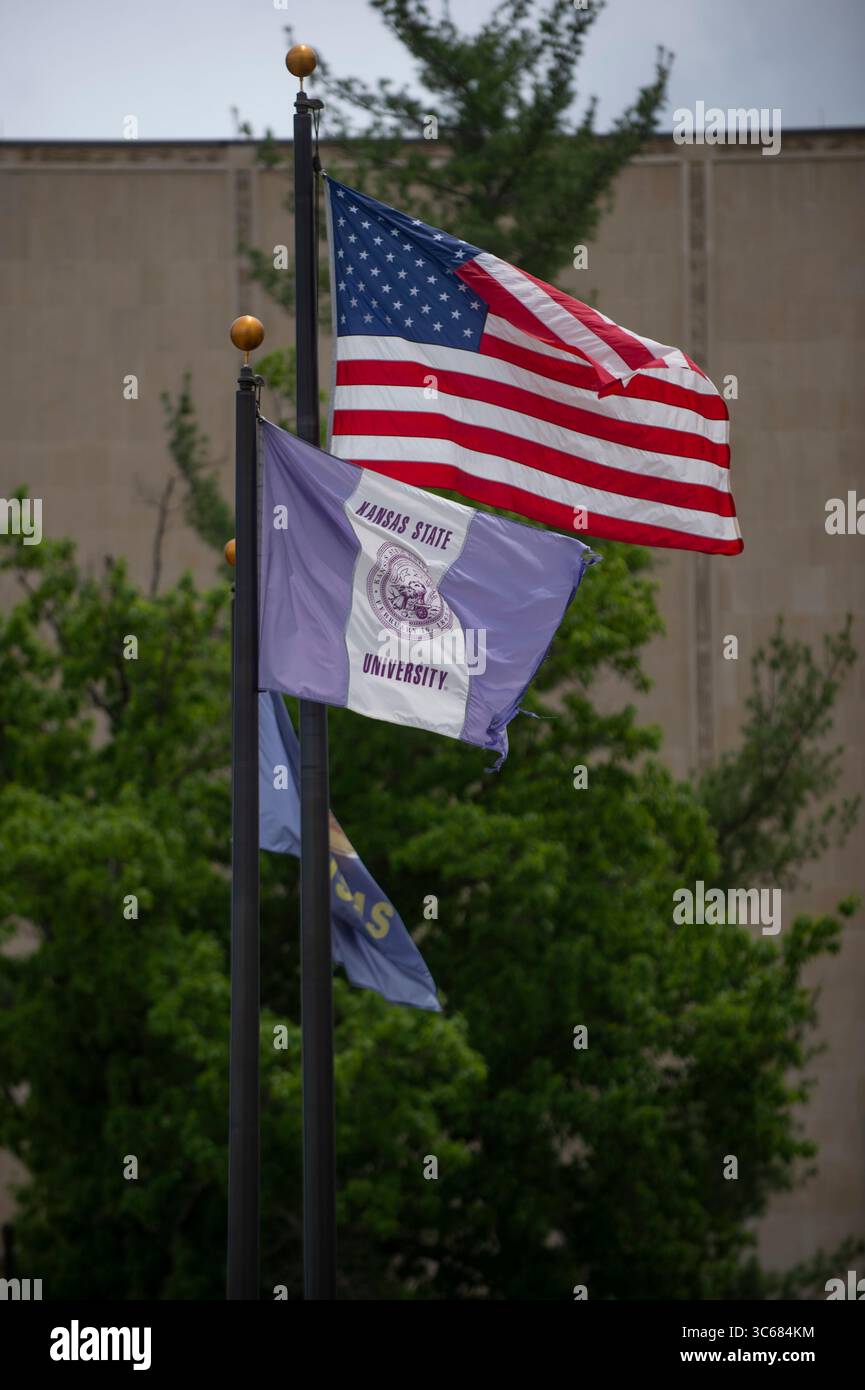 16 maggio 2020, Manhattan, Kansas, Stati Uniti: La bandiera della Kansas State University vola con le bandiere americane e del Kansas sabato 16 maggio. Il sabato è stato il giorno della laurea presso la KSU, tuttavia le lezioni e la laurea sono state annullate a causa della pandemia di COVID-19. (Immagine di credito: © Luke Townsend/ZUMA Wire) Foto Stock