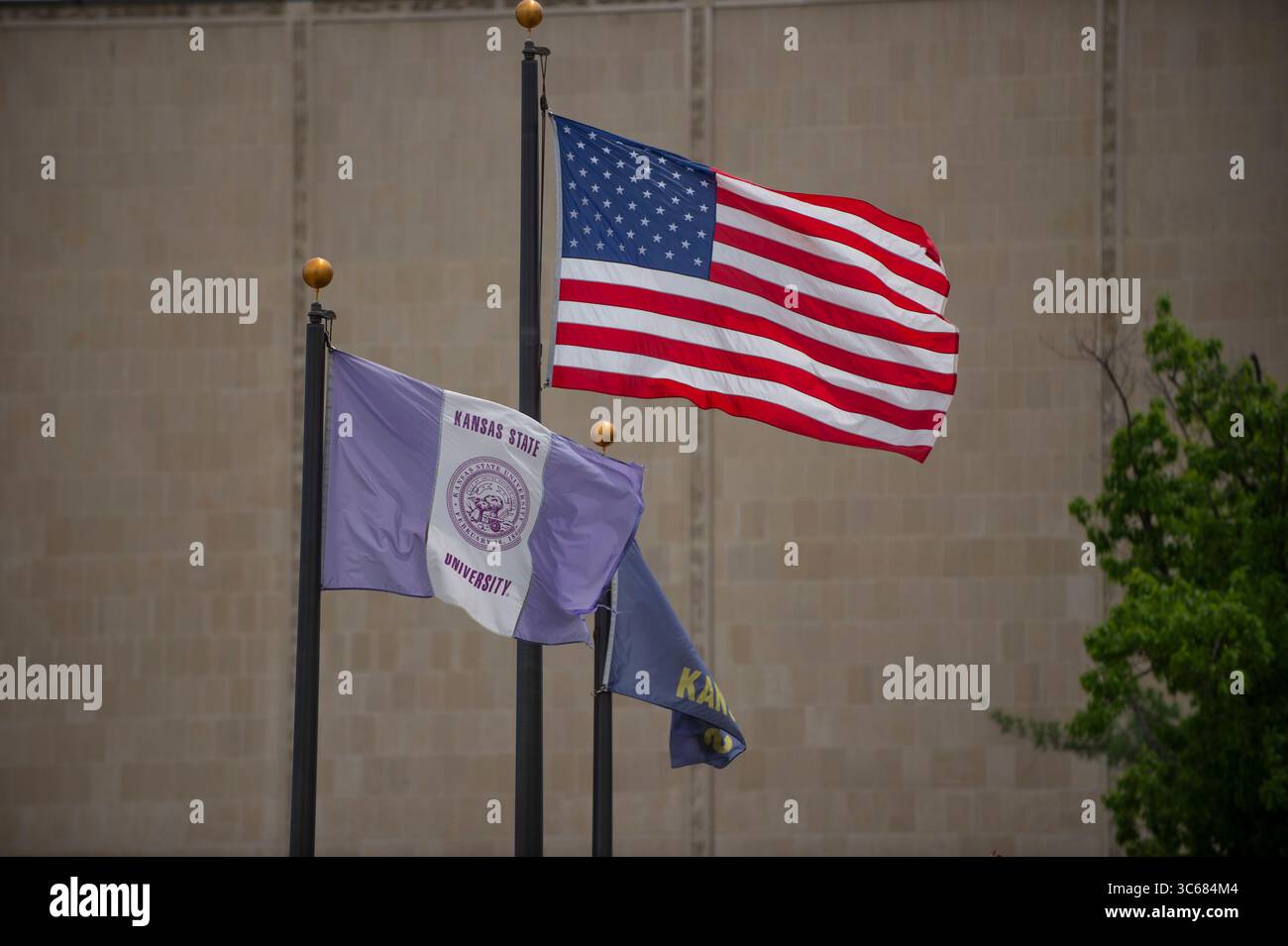 16 maggio 2020, Manhattan, Kansas, Stati Uniti: La bandiera della Kansas State University vola con le bandiere americane e del Kansas sabato 16 maggio. Il sabato è stato il giorno della laurea presso la KSU, tuttavia le lezioni e la laurea sono state annullate a causa della pandemia di COVID-19. (Immagine di credito: © Luke Townsend/ZUMA Wire) Foto Stock