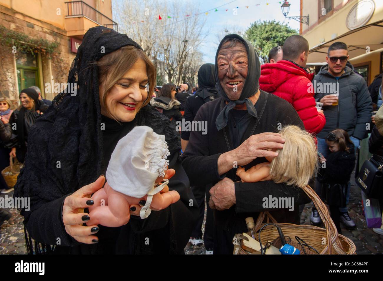 13 febbraio 2024 - Europa, Italia, Provincia di Oristano, Bosa, Carnevale nell'antico borgo con tipiche maschere locali Foto Stock