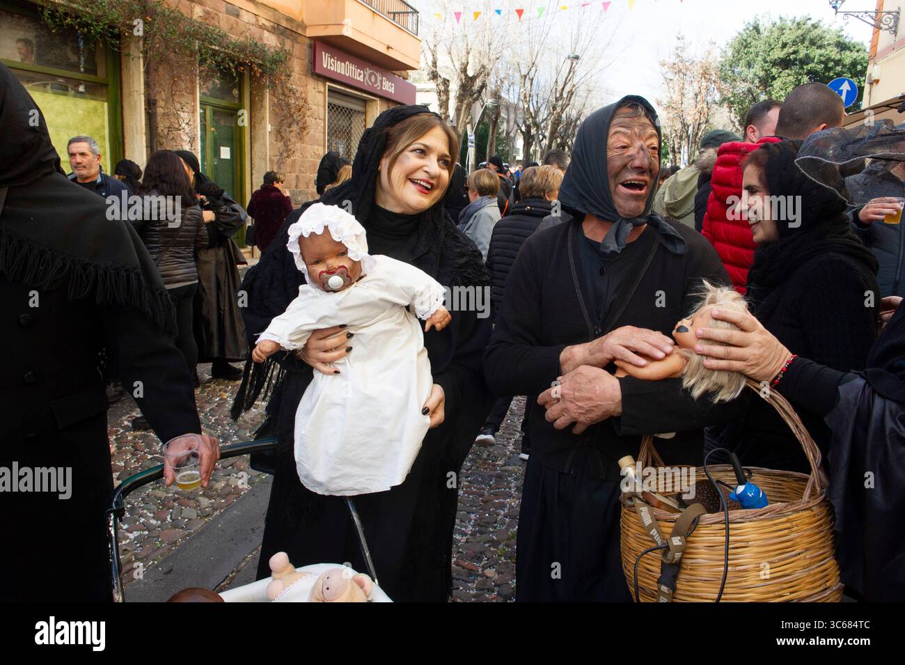 13 febbraio 2024 - Europa, Italia, Provincia di Oristano, Bosa, Carnevale nell'antico borgo con tipiche maschere locali Foto Stock