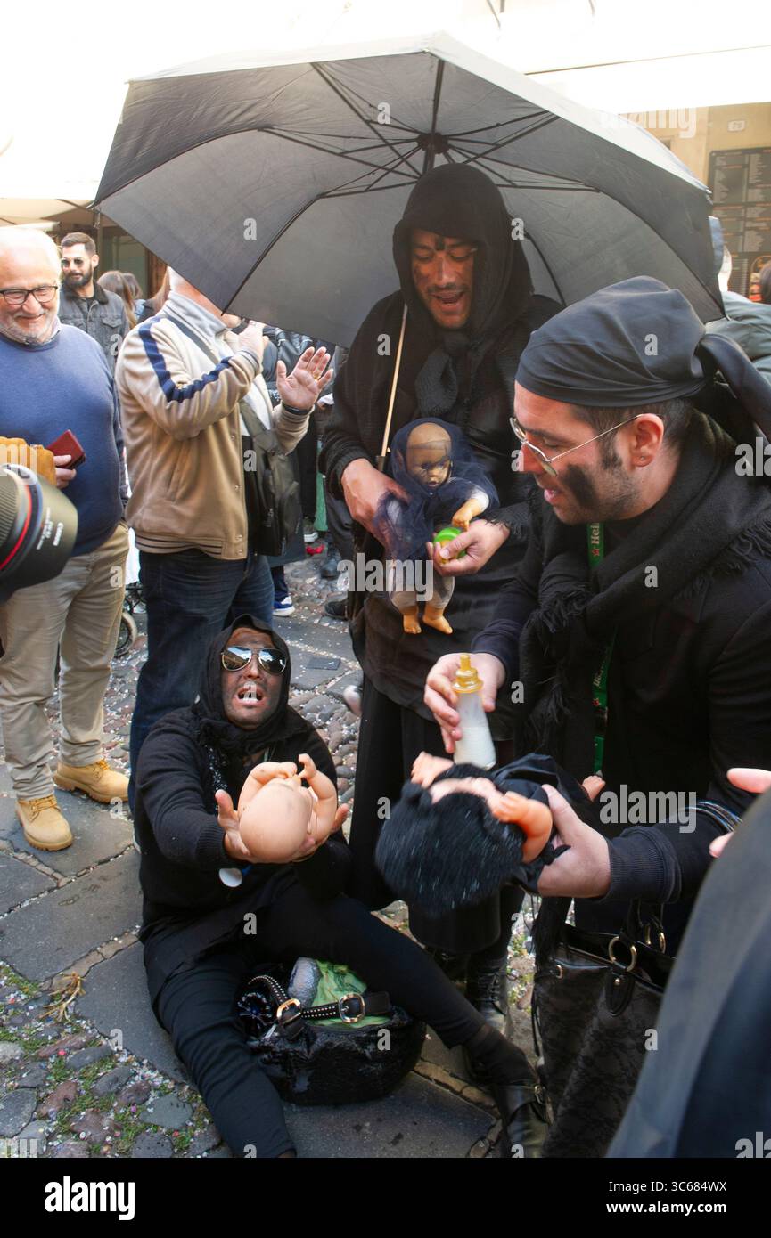 13 febbraio 2024 - Europa, Italia, Provincia di Oristano, Bosa, Carnevale nell'antico borgo con tipiche maschere locali Foto Stock