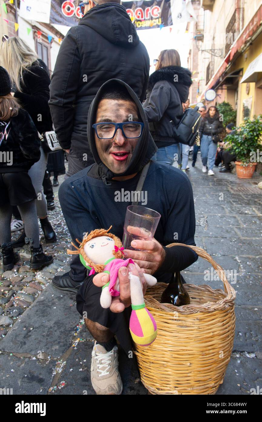 13 febbraio 2024 - Europa, Italia, Provincia di Oristano, Bosa, Carnevale nell'antico borgo con tipiche maschere locali Foto Stock
