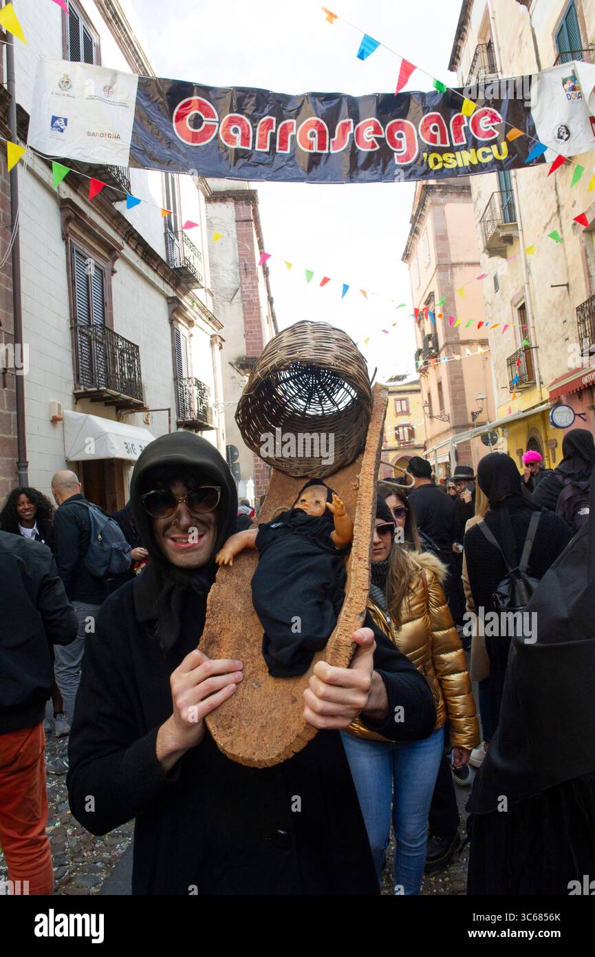 13 febbraio 2024 - Europa, Italia, Provincia di Oristano, Bosa, Carnevale nell'antico borgo con tipiche maschere locali Foto Stock
