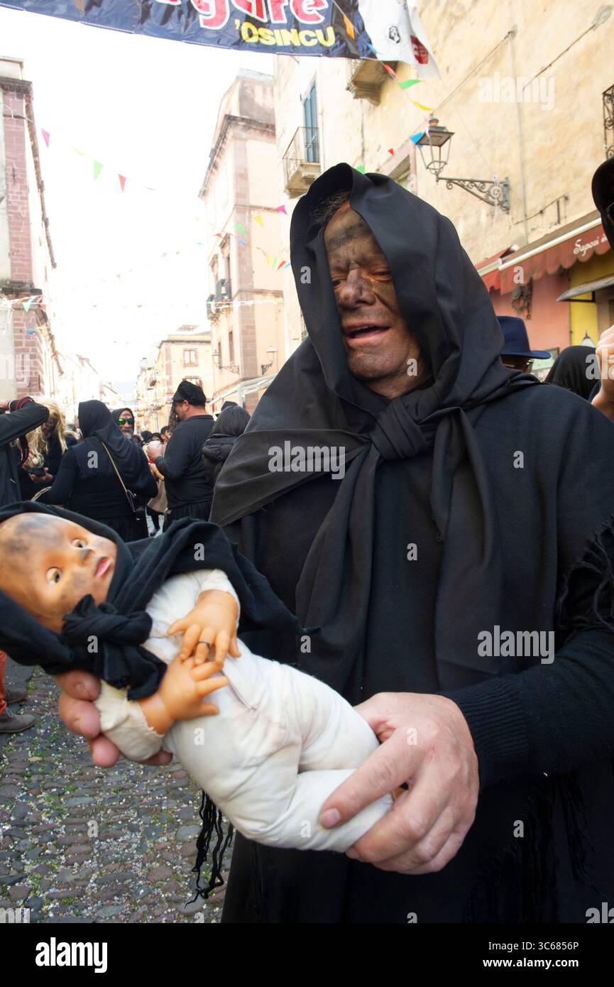 13 febbraio 2024 - Europa, Italia, Provincia di Oristano, Bosa, Carnevale nell'antico borgo con tipiche maschere locali Foto Stock