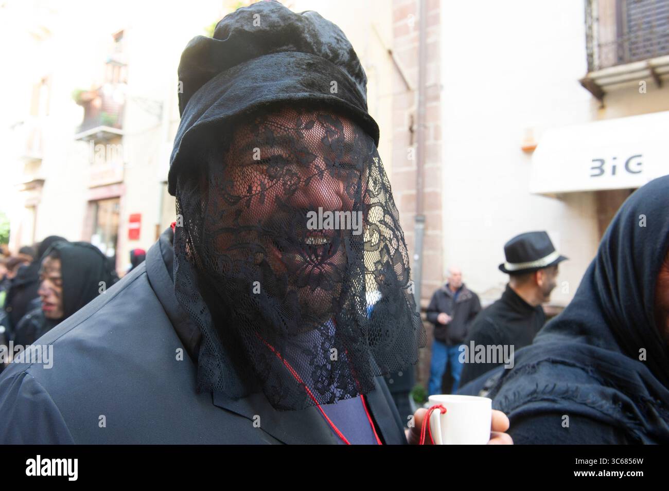 13 febbraio 2024 - Europa, Italia, Provincia di Oristano, Bosa, Carnevale nell'antico borgo con tipiche maschere locali Foto Stock