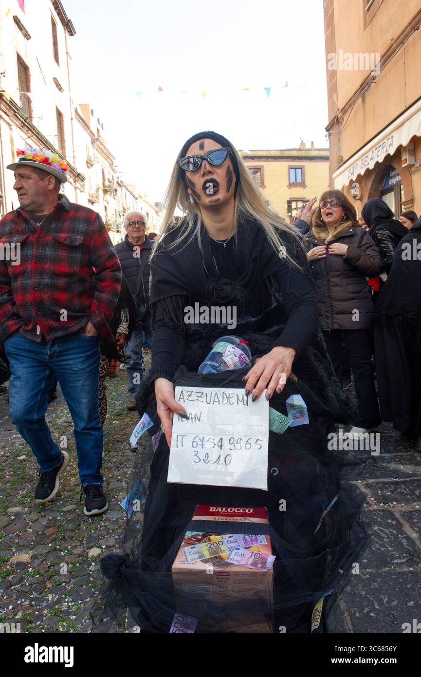 13 febbraio 2024 - Europa, Italia, Provincia di Oristano, Bosa, Carnevale nell'antico borgo con tipiche maschere locali Foto Stock