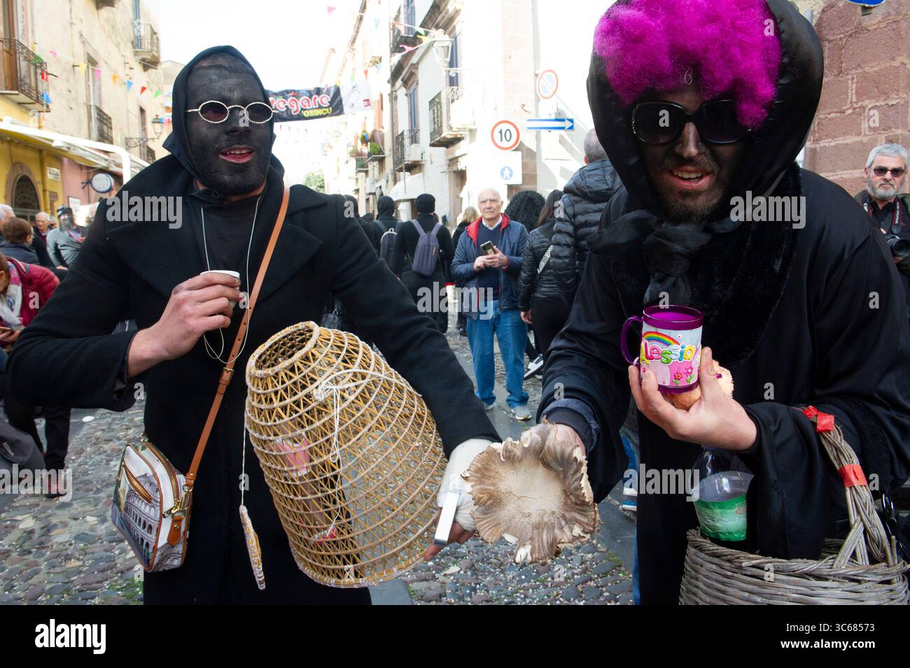 13 febbraio 2024 - Europa, Italia, Provincia di Oristano, Bosa, Carnevale nell'antico borgo con tipiche maschere locali Foto Stock