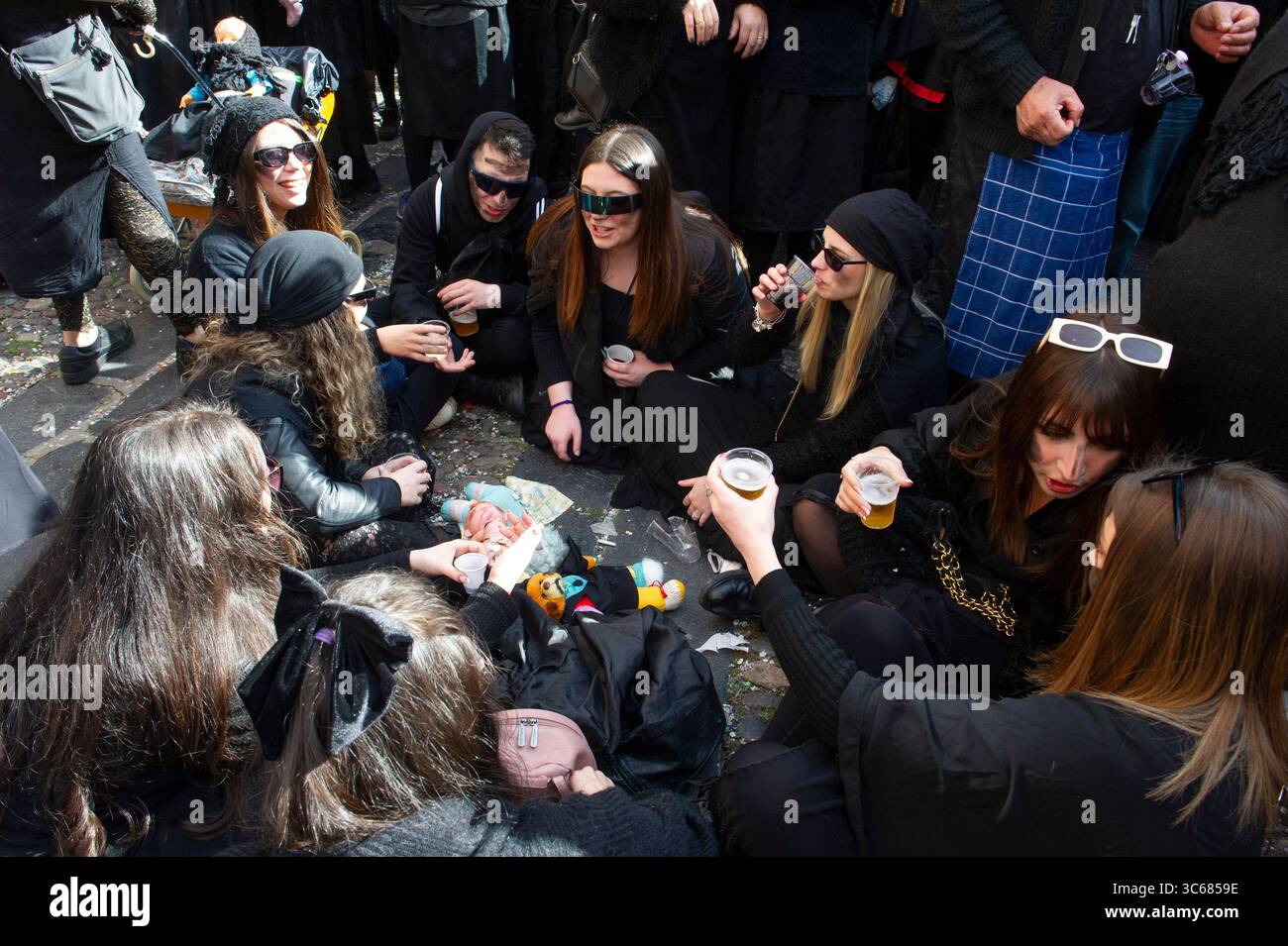 13 febbraio 2024 - Europa, Italia, Provincia di Oristano, Bosa, Carnevale nell'antico borgo con tipiche maschere locali Foto Stock