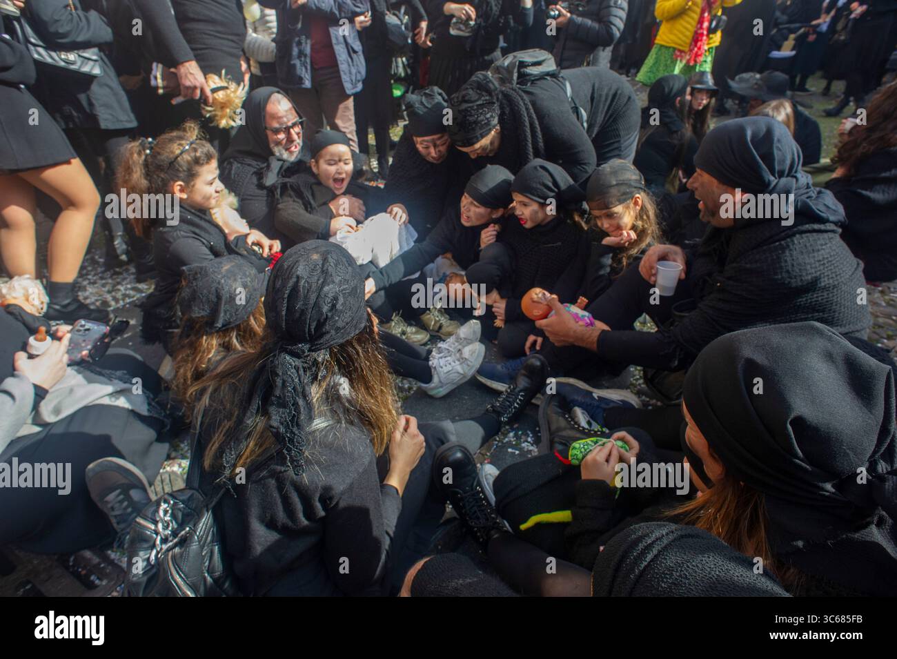 13 febbraio 2024 - Europa, Italia, Provincia di Oristano, Bosa, Carnevale nell'antico borgo con tipiche maschere locali Foto Stock