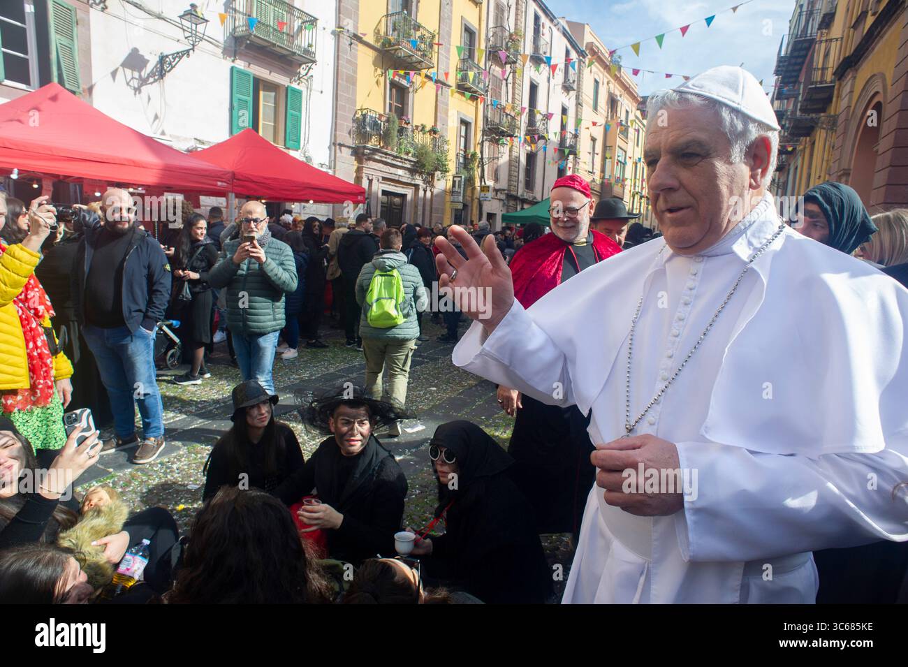 13 febbraio 2024 - Europa, Italia, Provincia di Oristano, Bosa, Carnevale nell'antico borgo con tipiche maschere locali Foto Stock