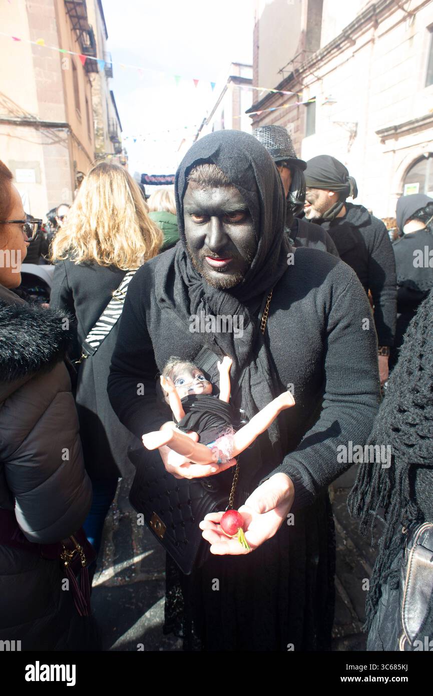 13 febbraio 2024 - Europa, Italia, Provincia di Oristano, Bosa, Carnevale nell'antico borgo con tipiche maschere locali Foto Stock