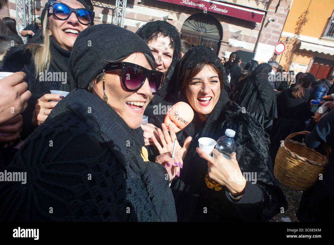 13 febbraio 2024 - Europa, Italia, Provincia di Oristano, Bosa, Carnevale nell'antico borgo con tipiche maschere locali Foto Stock