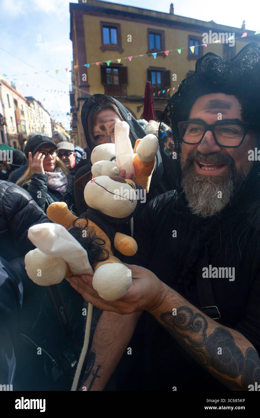 13 febbraio 2024 - Europa, Italia, Provincia di Oristano, Bosa, Carnevale nell'antico borgo con tipiche maschere locali Foto Stock