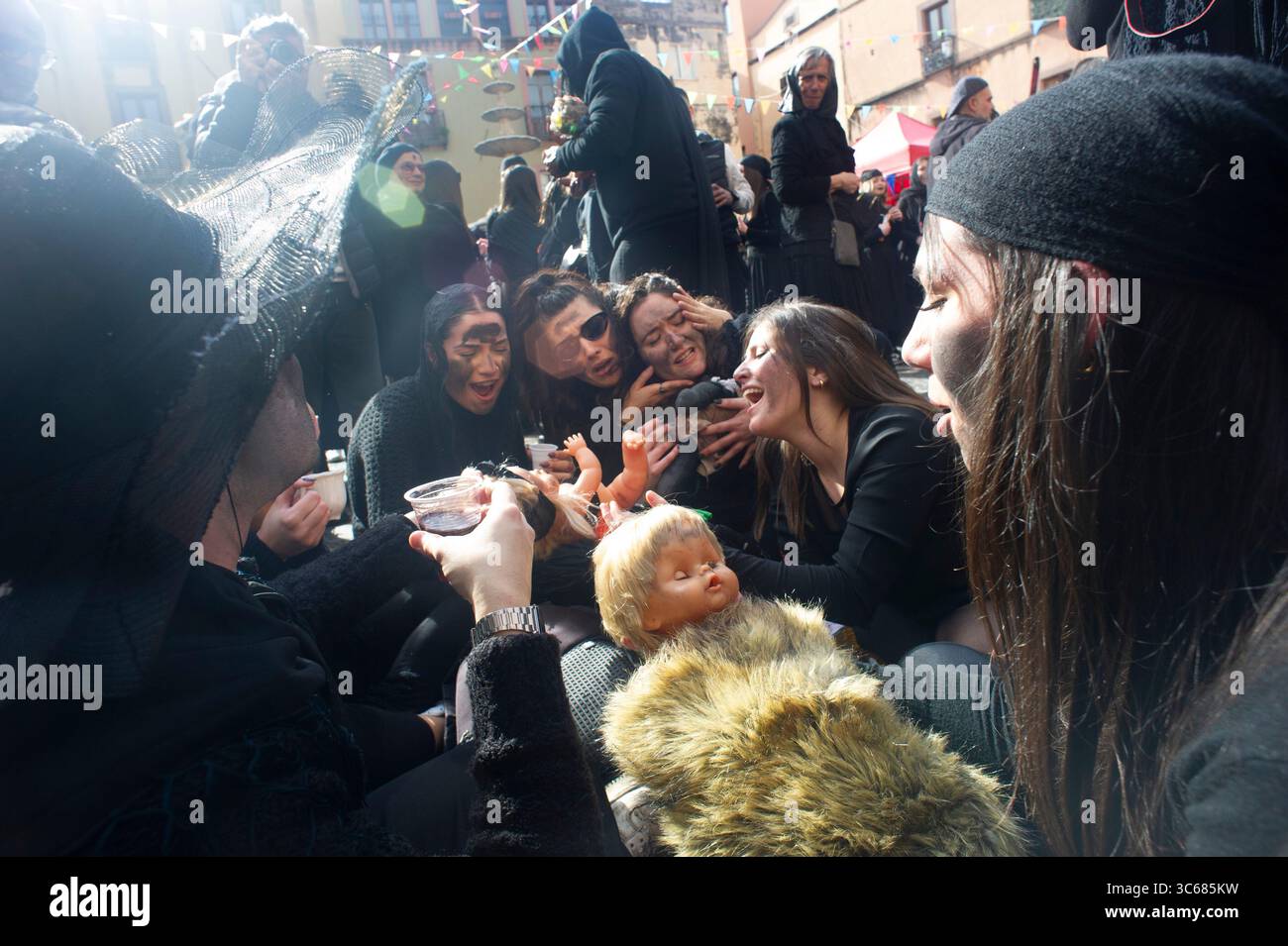 13 febbraio 2024 - Europa, Italia, Provincia di Oristano, Bosa, Carnevale nell'antico borgo con tipiche maschere locali Foto Stock