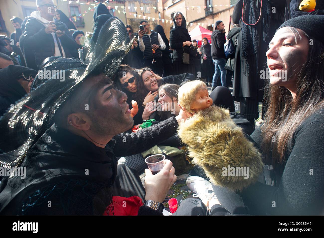 13 febbraio 2024 - Europa, Italia, Provincia di Oristano, Bosa, Carnevale nell'antico borgo con tipiche maschere locali Foto Stock