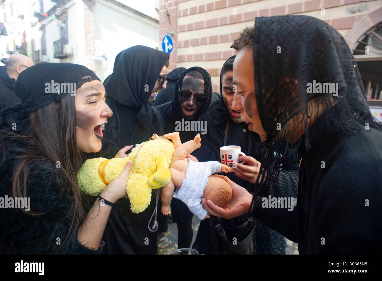 13 febbraio 2024 - Europa, Italia, Provincia di Oristano, Bosa, Carnevale nell'antico borgo con tipiche maschere locali Foto Stock