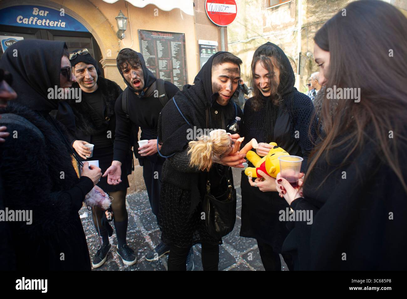 13 febbraio 2024 - Europa, Italia, Provincia di Oristano, Bosa, Carnevale nell'antico borgo con tipiche maschere locali Foto Stock