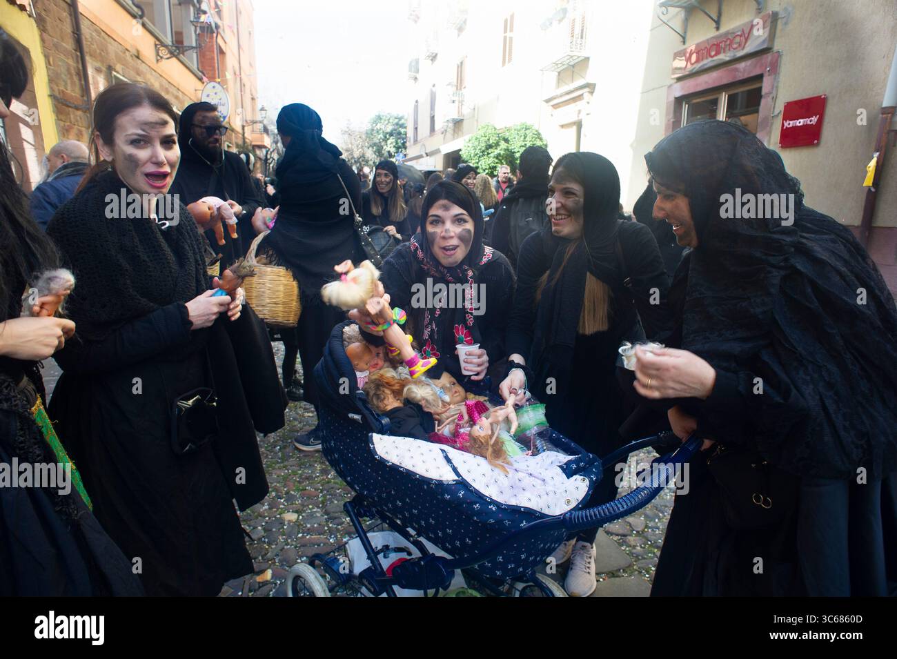 13 febbraio 2024 - Europa, Italia, Provincia di Oristano, Bosa, Carnevale nell'antico borgo con tipiche maschere locali Foto Stock