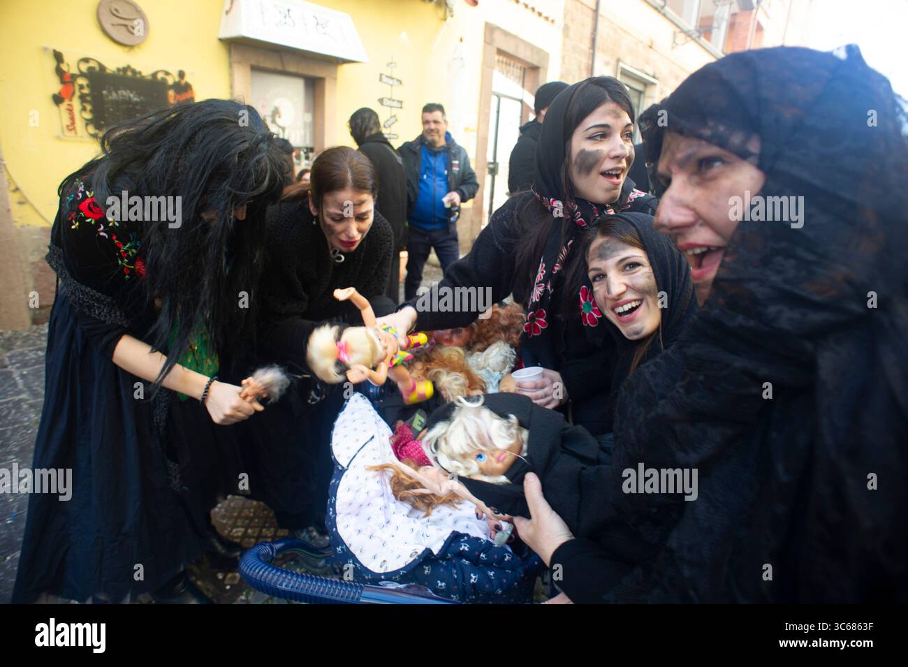 13 febbraio 2024 - Europa, Italia, Provincia di Oristano, Bosa, Carnevale nell'antico borgo con tipiche maschere locali Foto Stock