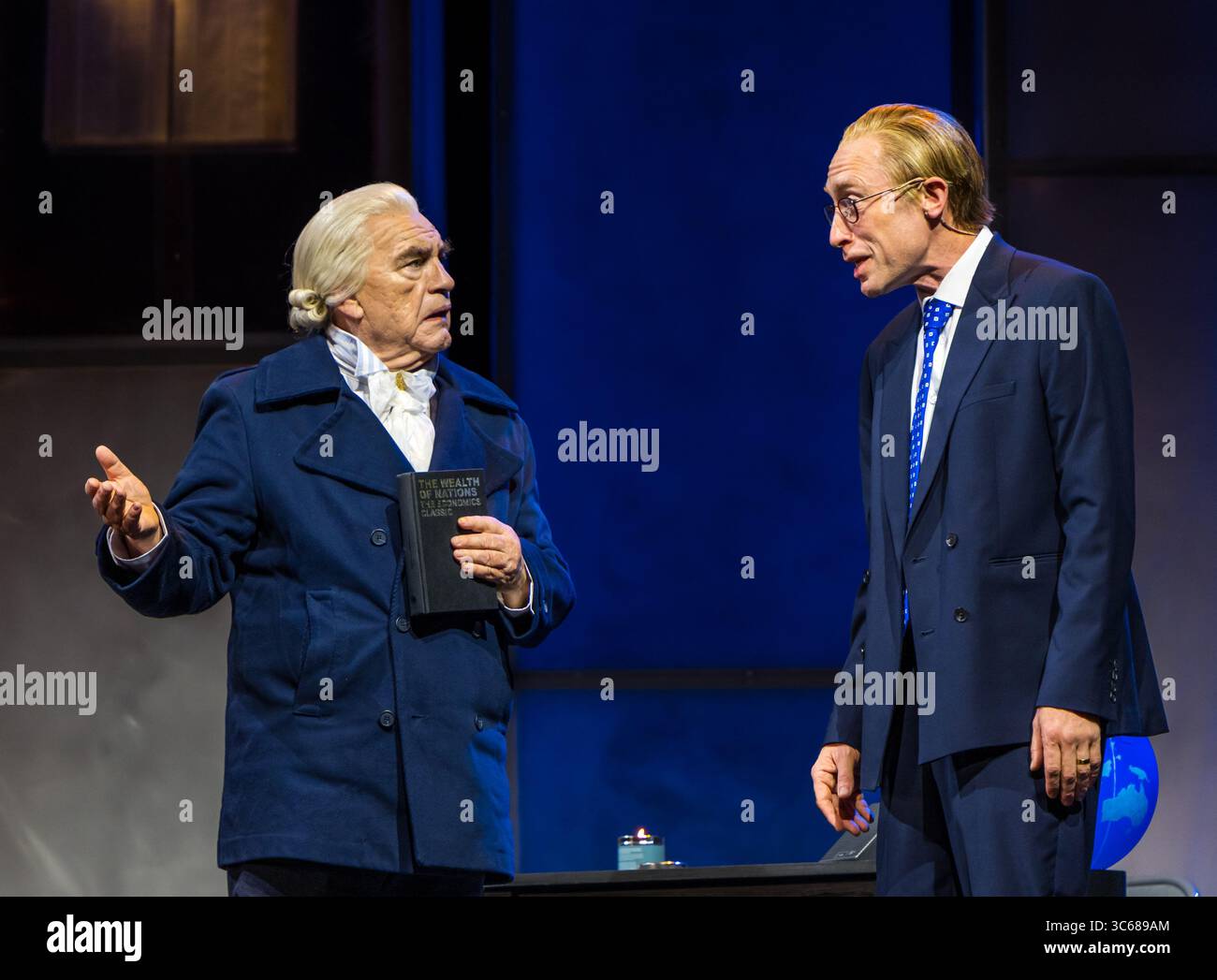 Festival Theatre, Edimburgo, Scozia, Regno Unito, Edinburgh International Festival Make IT Happen: Scene della prima mondiale del National Theatre of Scotland, Dundee Rep Theatre. Brian Cox interpreta il ruolo dell'economista Adam Smith e Sandy Grierson è Fred "The Shred" Goodwin sull'ascesa, la caduta e il fallimento della più grande banca del mondo: La Royal Bank of Scotland (RBS). Nella foto: Brian Cox e Sandy Grierson credito: Sally Anderson/Alamy Live News Foto Stock
