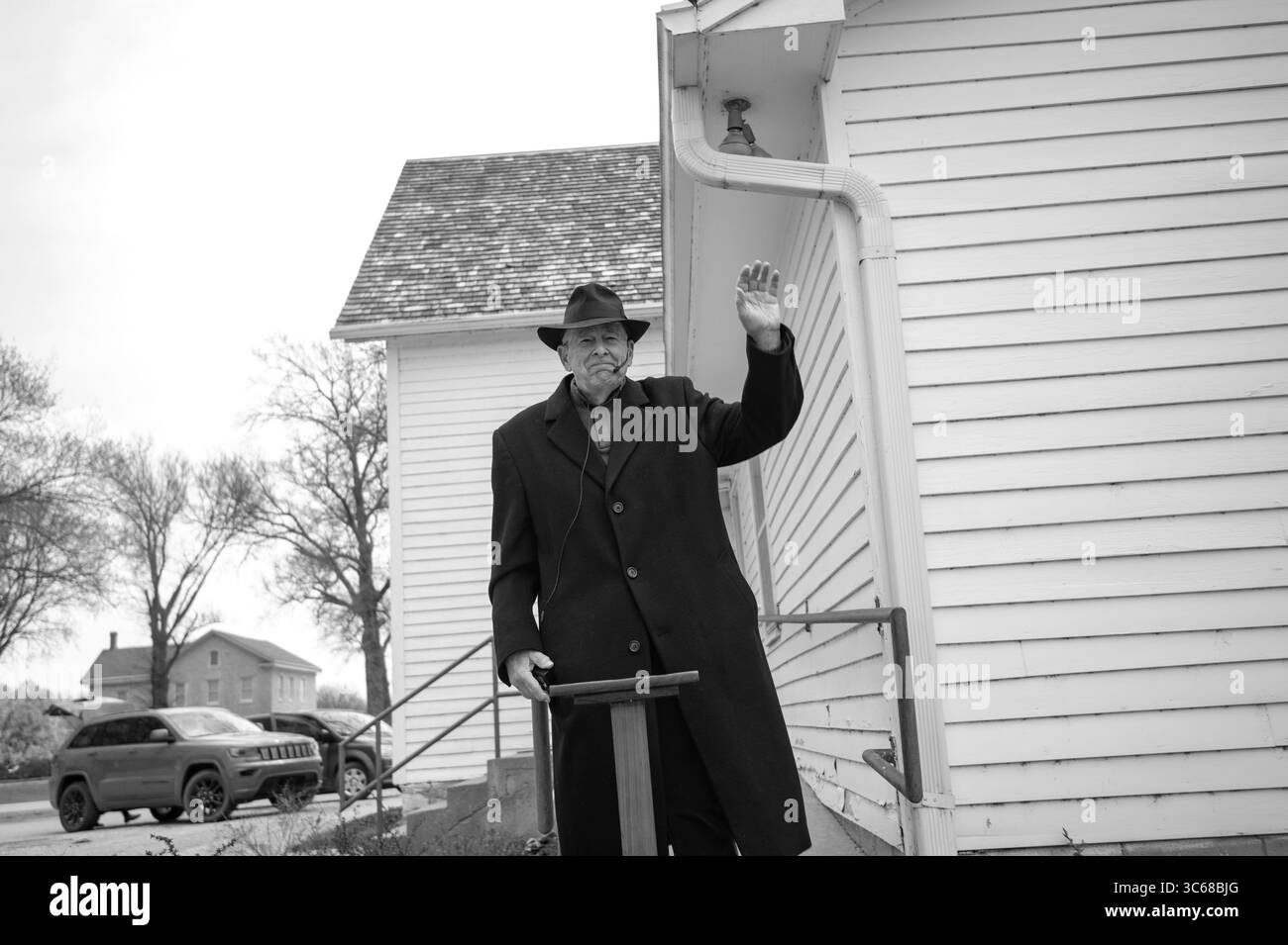 19 aprile 2020, Manhattan, Kansas, Stati Uniti: Pastore della Ashland Community Church, PAUL BARLEY, si reca alla sua congregazione durante un drive-up domenica, 19 aprile. Per ventidue anni il pastore PAUL BARLEY ha tenuto la funzione domenicale nel santuario della Ashland Community Church appena a sud di Manhattan, Kansas. Domenica 19 marzo il Pastor ORZO ha tenuto il suo sesto servizio di drive-up in risposta alla pandemia di COVID-19. (Immagine di credito: © Luke Townsend/ZUMA Wire) Foto Stock