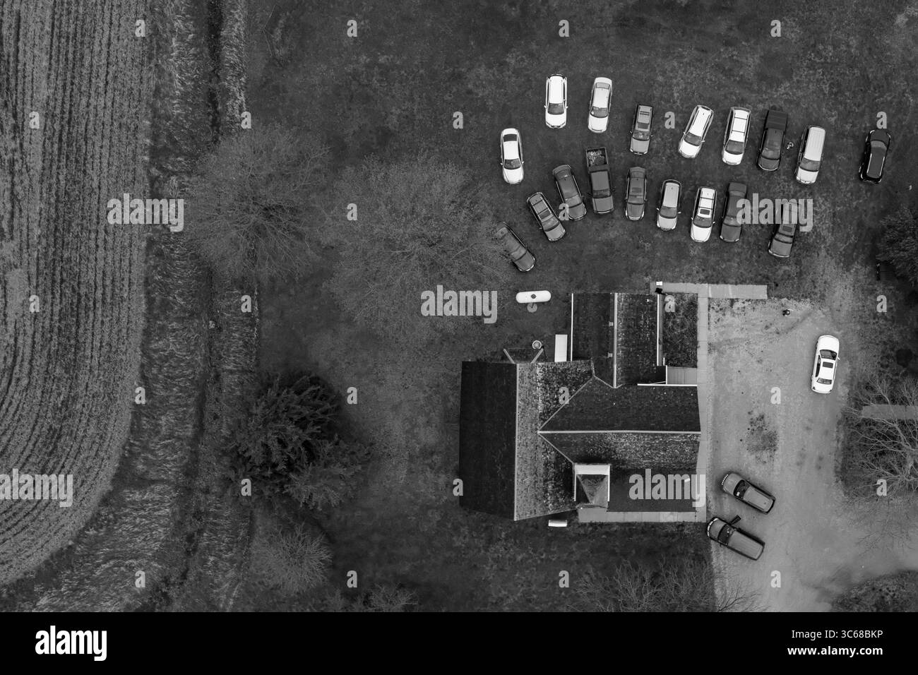 19 aprile 2020, Manhattan, Kansas, USA: Veduta aerea della Ashland Community Church a sud di Manhattan, KS domenica 19 marzo. Per ventidue anni il pastore PAUL BARLEY ha tenuto la funzione domenicale nel santuario della Ashland Community Church appena a sud di Manhattan, Kansas. Domenica 19 marzo il Pastor ORZO ha tenuto il suo sesto servizio di drive-up in risposta alla pandemia di COVID-19. (Immagine di credito: © Luke Townsend/ZUMA Wire) Foto Stock