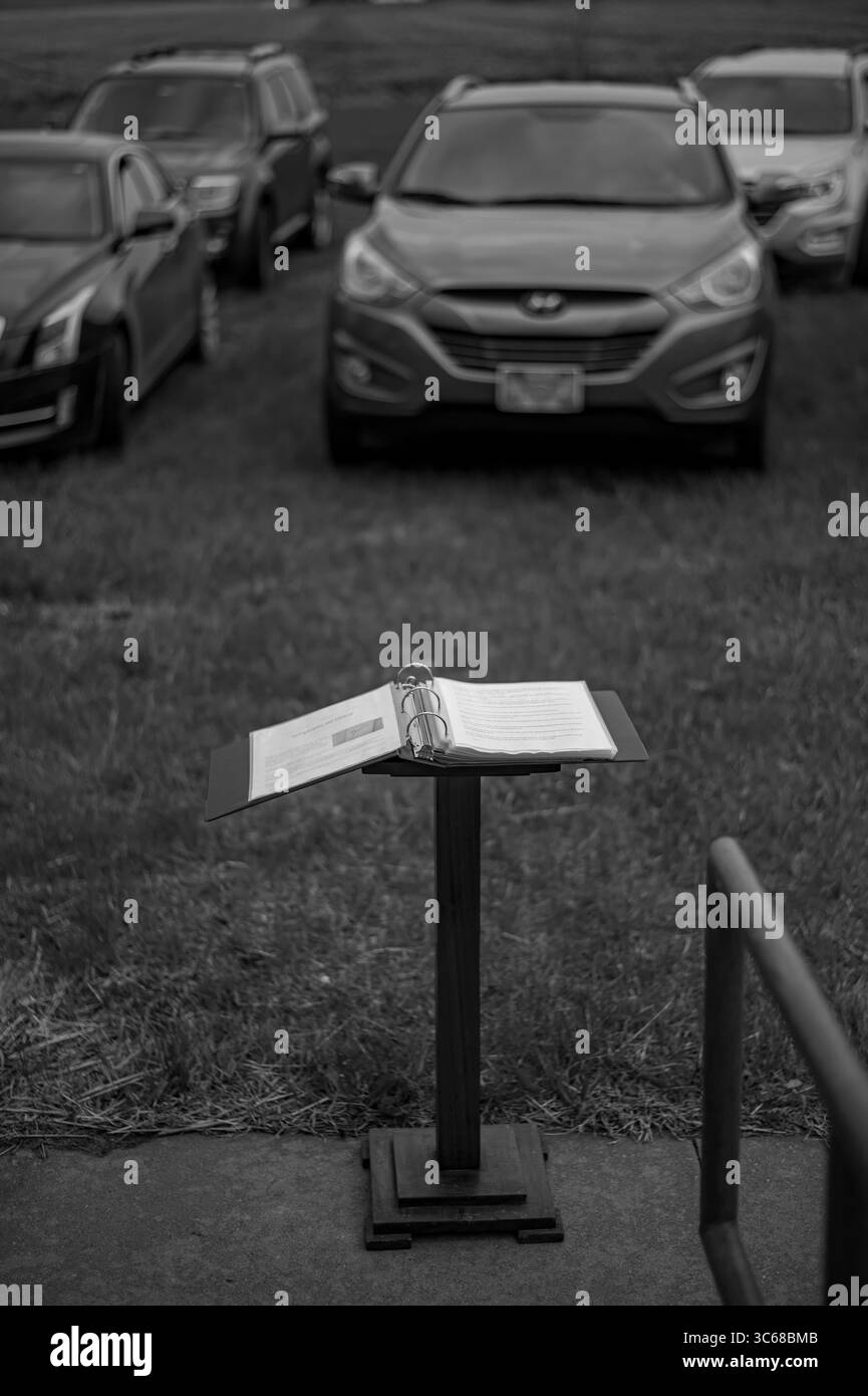 19 aprile 2020, Manhattan, Kansas, USA: Il podio e le note di sermone del pastore PAUL BARLEY si trovano davanti alla congregazione parcheggiata fuori dalla Ashland Community Church prima del servizio. Per ventidue anni il pastore PAUL BARLEY ha tenuto la funzione domenicale nel santuario della Ashland Community Church appena a sud di Manhattan, Kansas. Domenica 19 marzo il Pastor ORZO ha tenuto il suo sesto servizio di drive-up in risposta alla pandemia di COVID-19. (Immagine di credito: © Luke Townsend/ZUMA Wire) Foto Stock