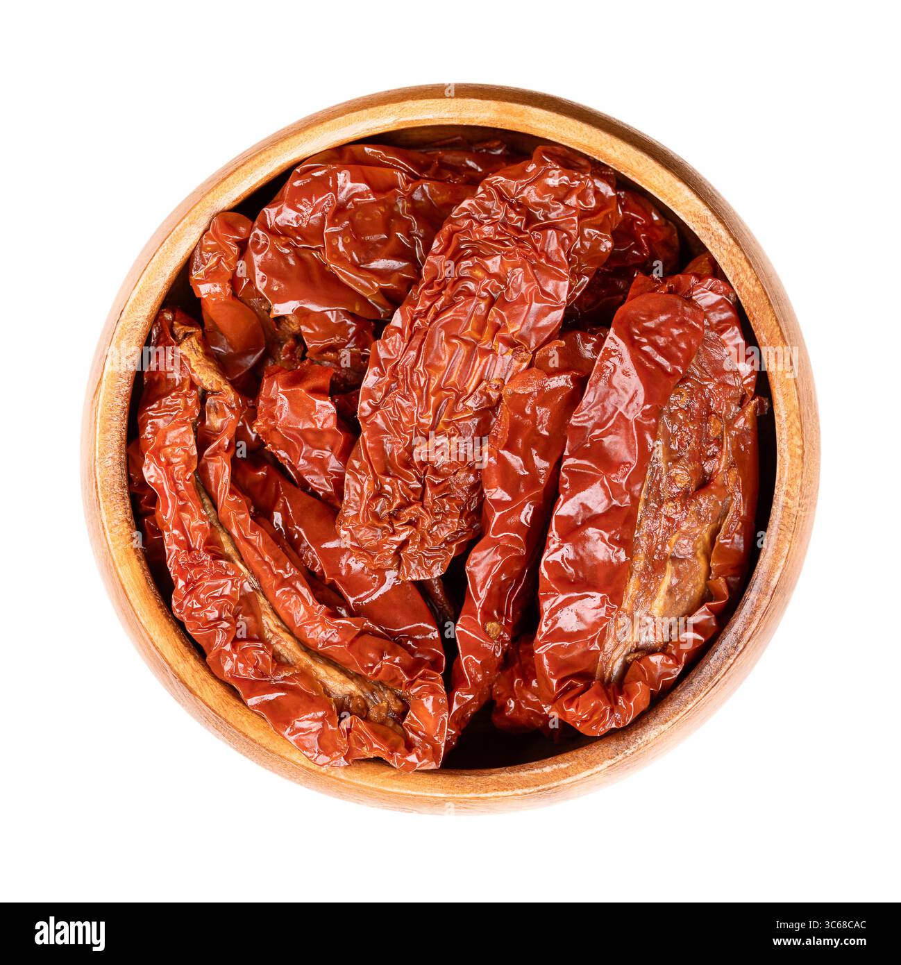 Pomodori secchi, antipasto in un recipiente di legno. Pomodori interi, essiccati all'aria sotto il sole italiano, trattati con sale marino per preservarli. Foto Stock